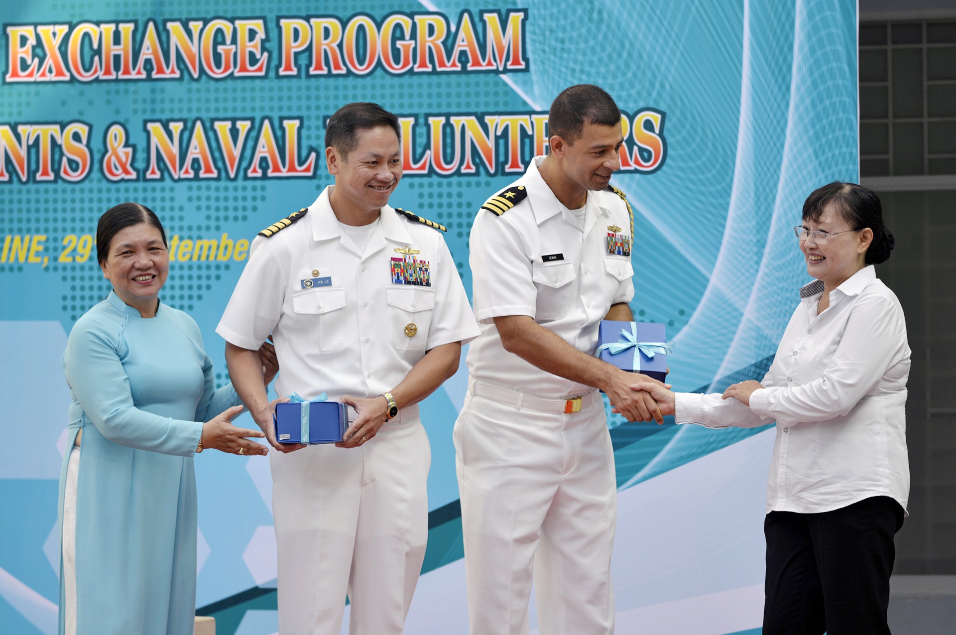 Hai quan My nhay sap,  giao luu voi tre em Da Nang anh 10