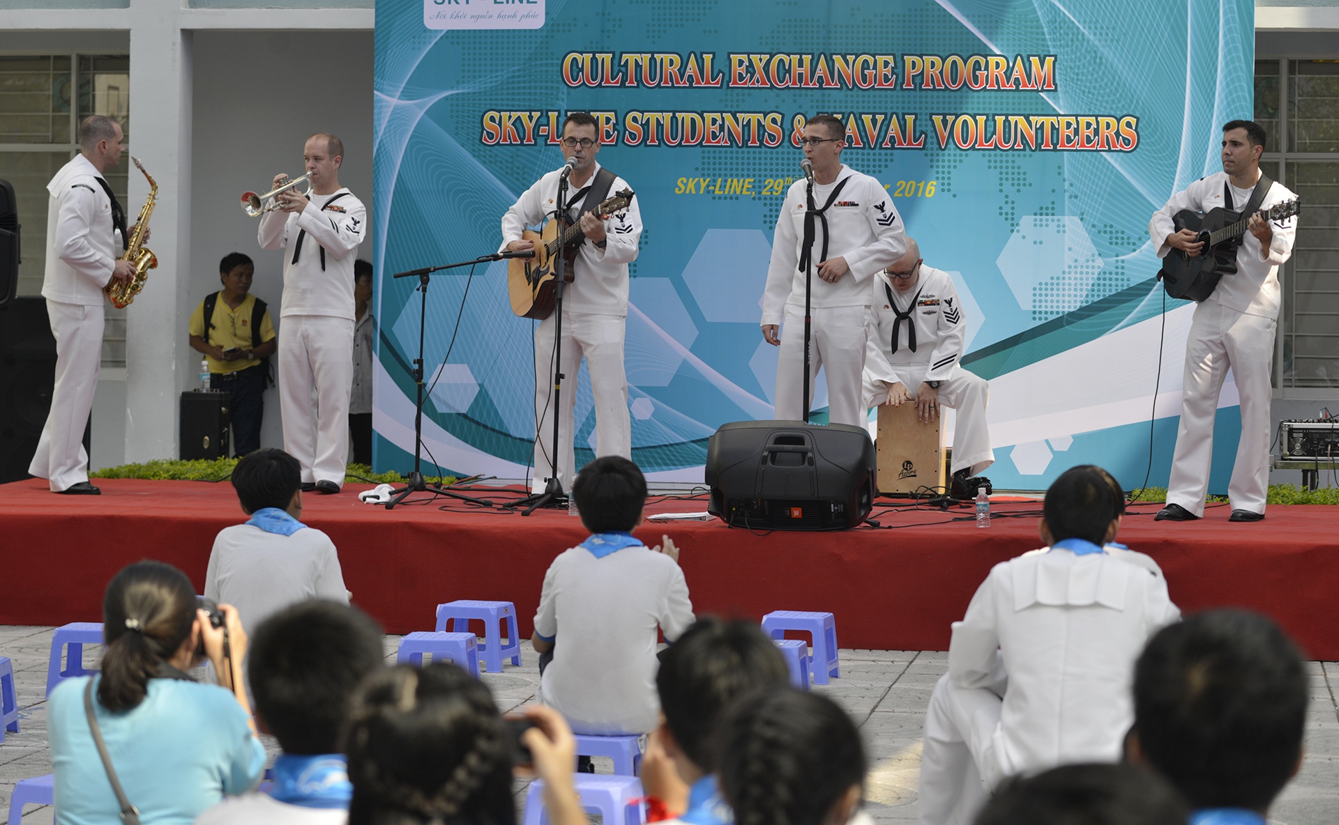 Hai quan My nhay sap,  giao luu voi tre em Da Nang anh 1