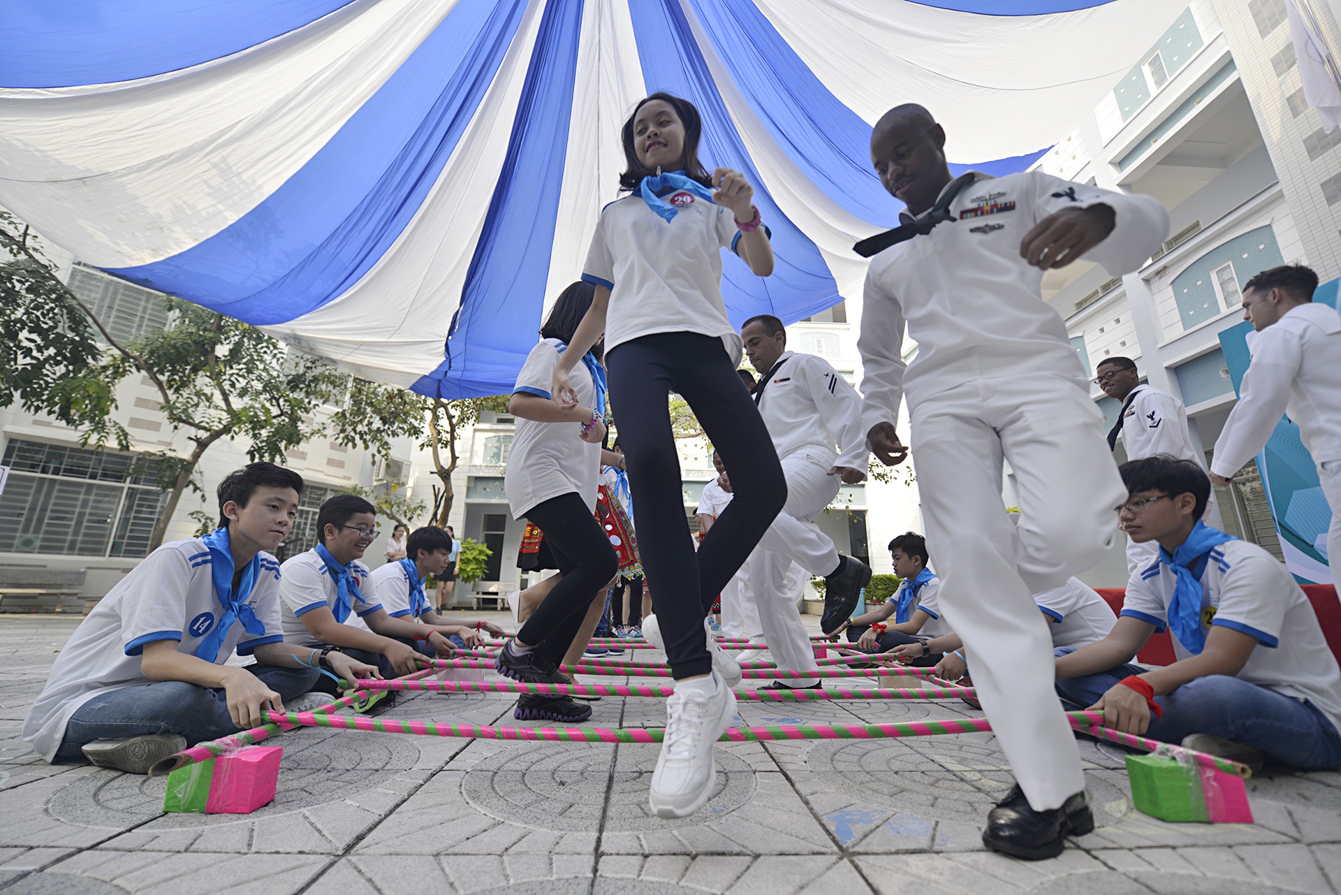 Hai quan My nhay sap,  giao luu voi tre em Da Nang anh 2