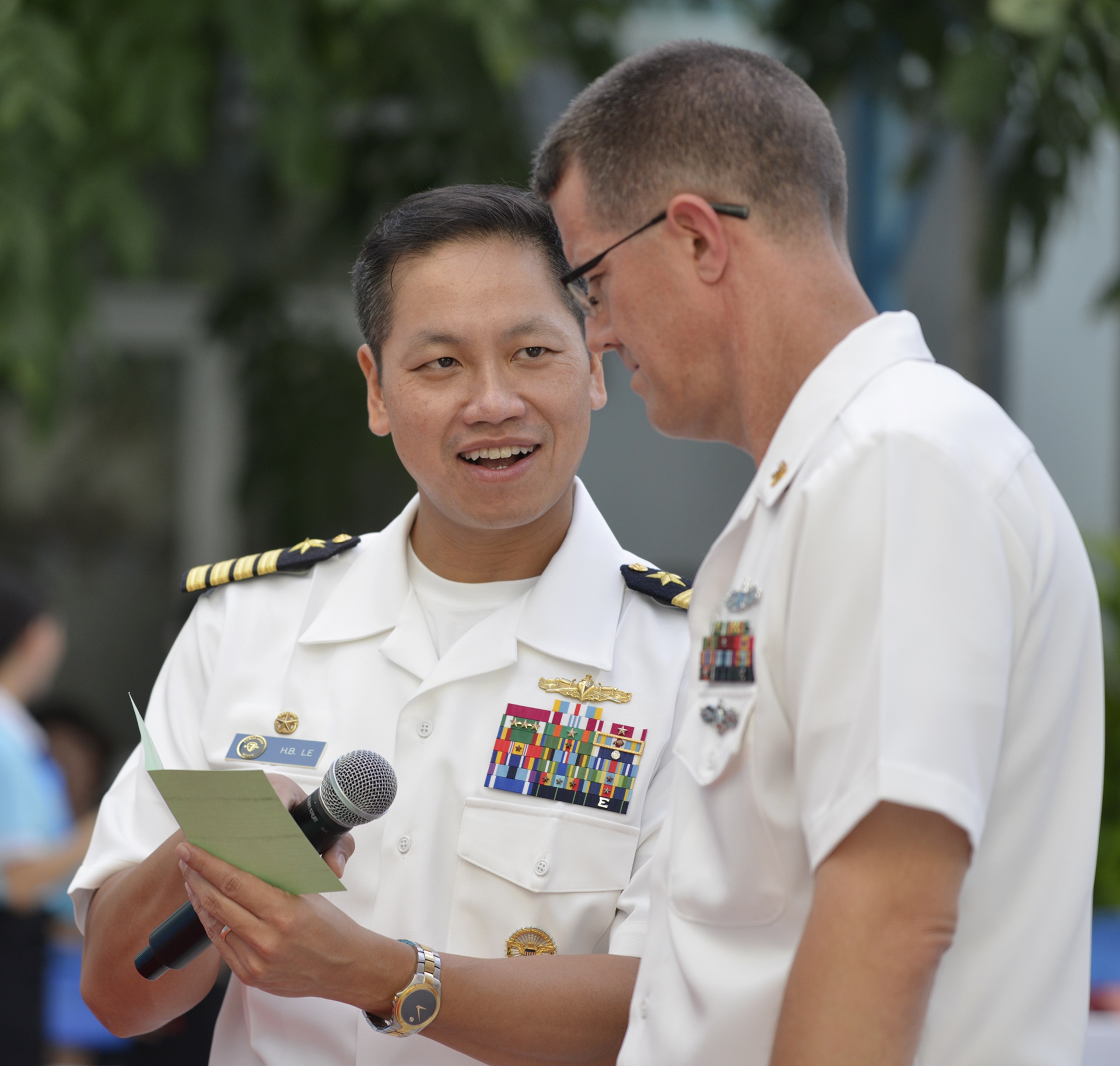 Hai quan My nhay sap,  giao luu voi tre em Da Nang anh 3