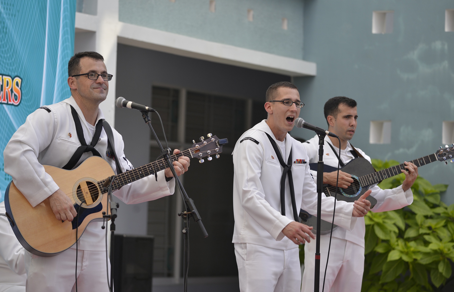 Hai quan My nhay sap,  giao luu voi tre em Da Nang anh 4