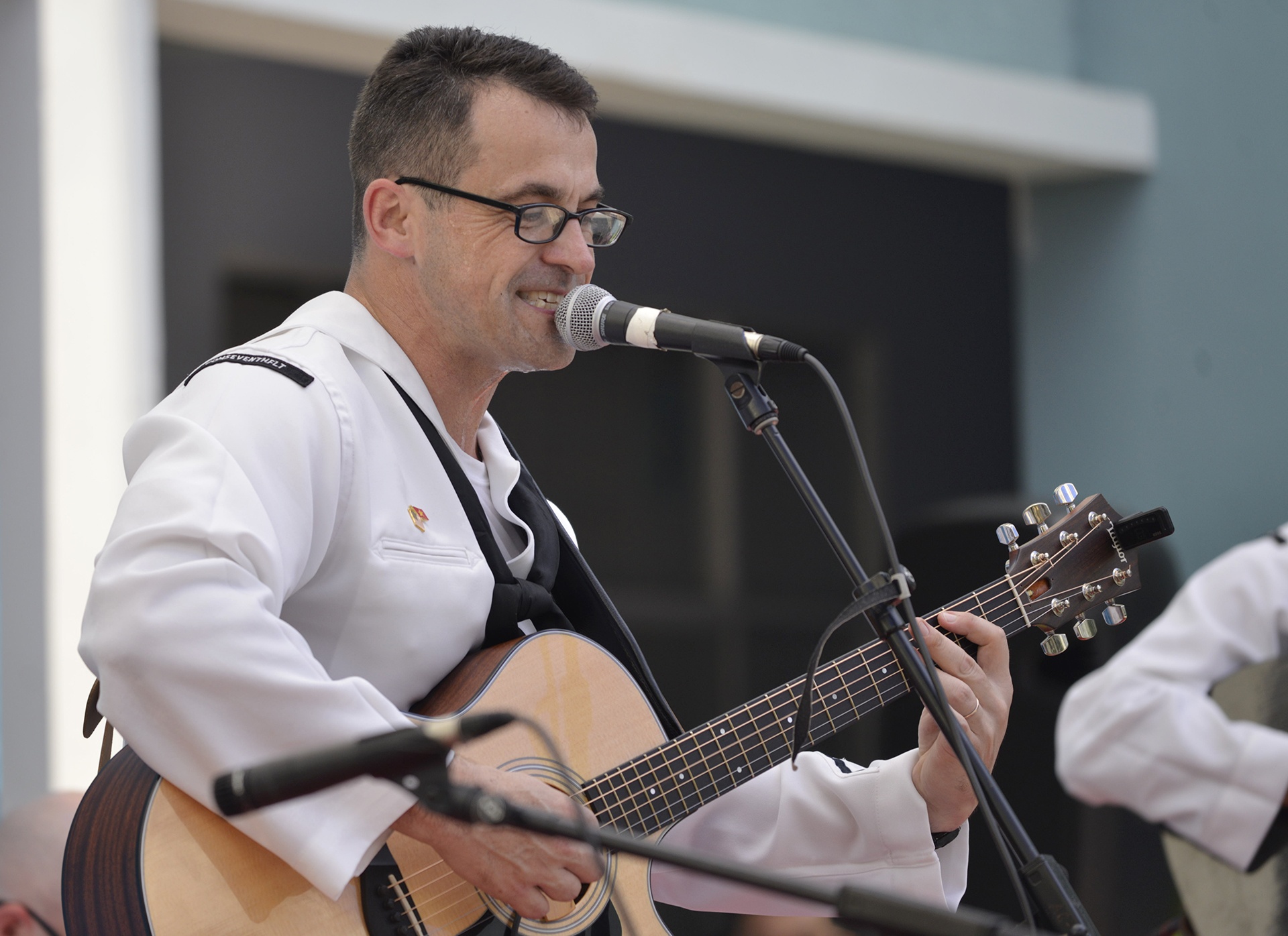 Hai quan My nhay sap,  giao luu voi tre em Da Nang anh 5