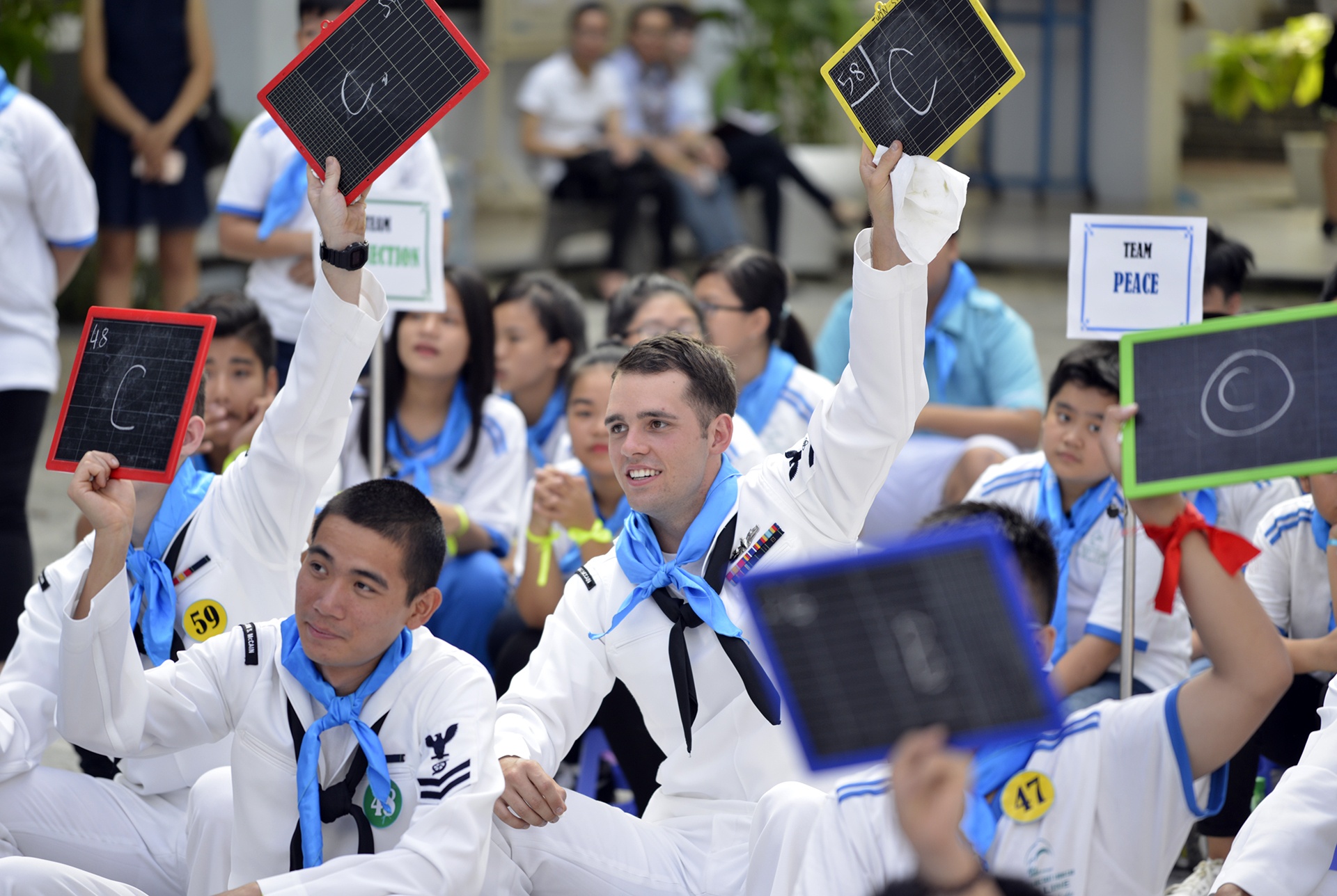 Hai quan My nhay sap,  giao luu voi tre em Da Nang anh 6