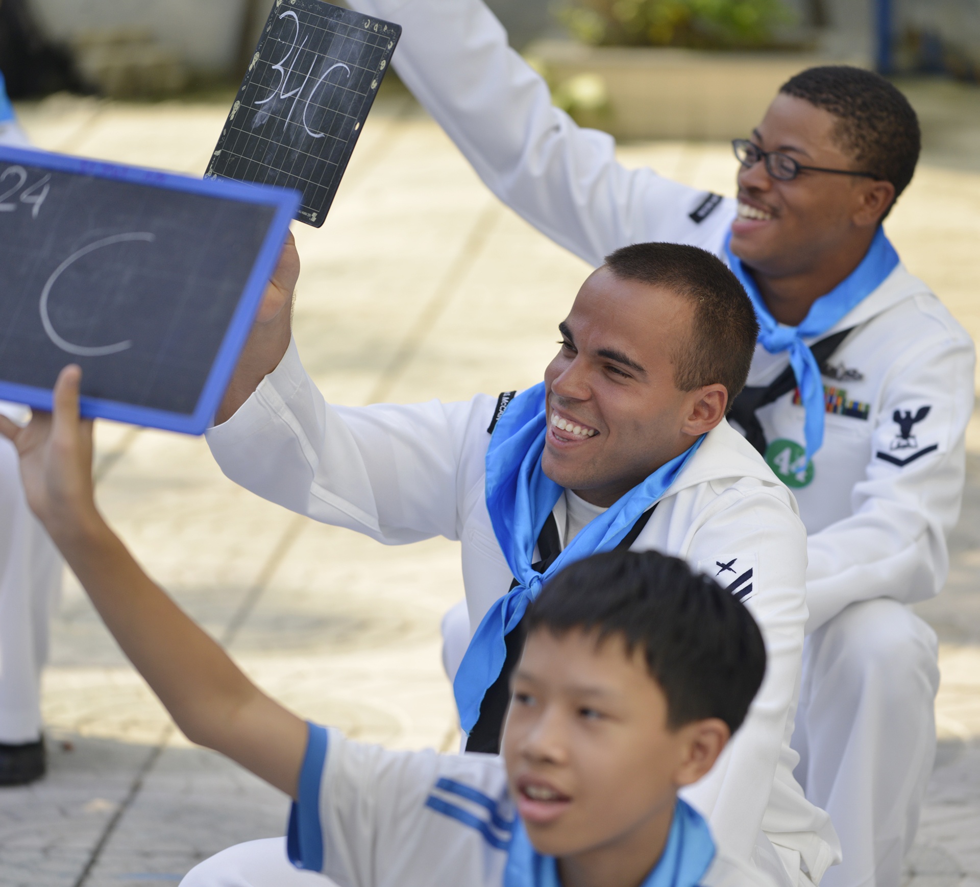 Hai quan My nhay sap,  giao luu voi tre em Da Nang anh 7