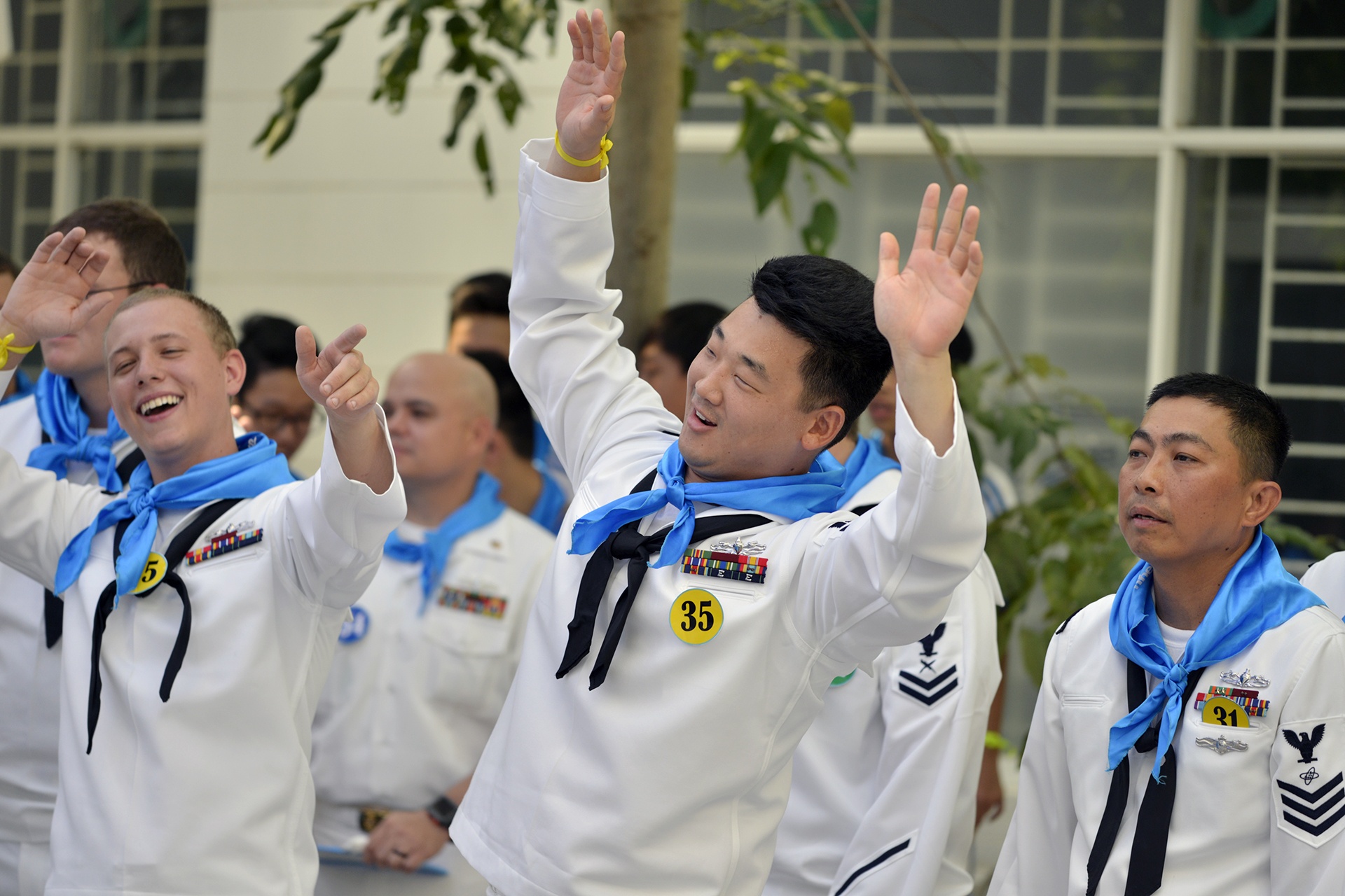 Hai quan My nhay sap,  giao luu voi tre em Da Nang anh 8