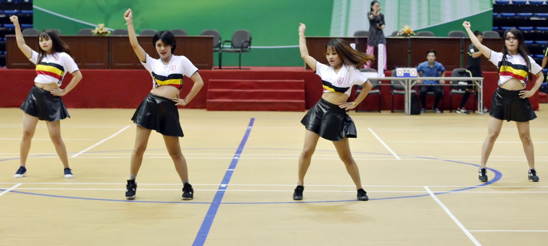 Linh hai quan My da bong voi sinh vien Da Nang anh 2