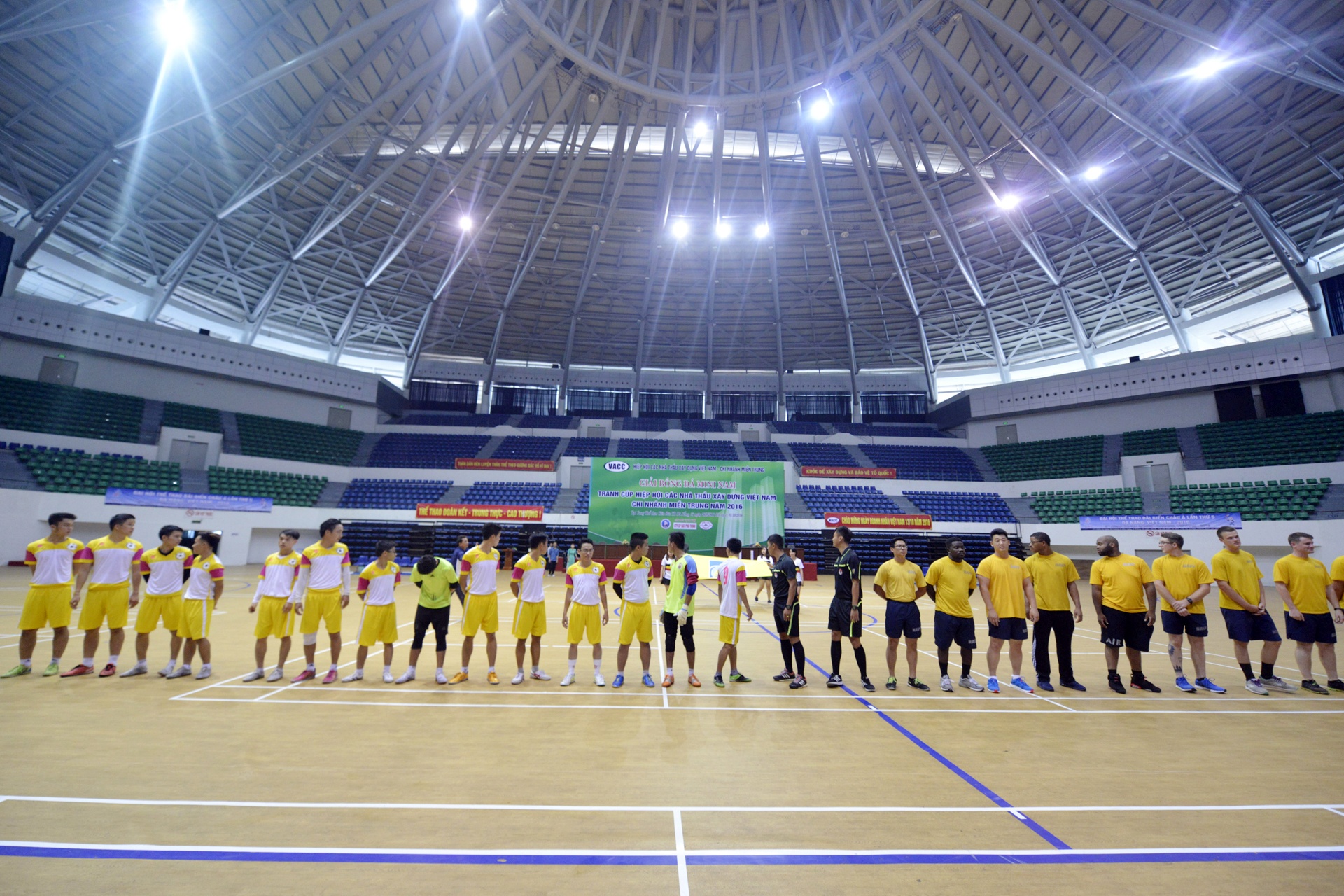 Linh hai quan My da bong voi sinh vien Da Nang anh 1
