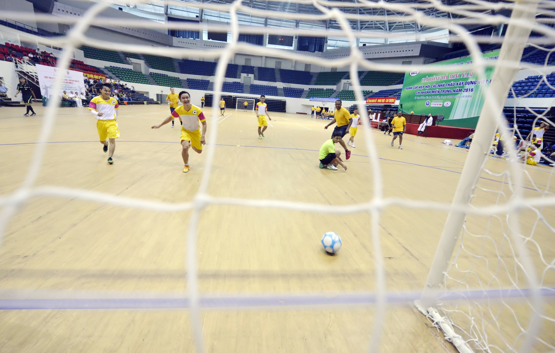 Linh hai quan My da bong voi sinh vien Da Nang anh 3