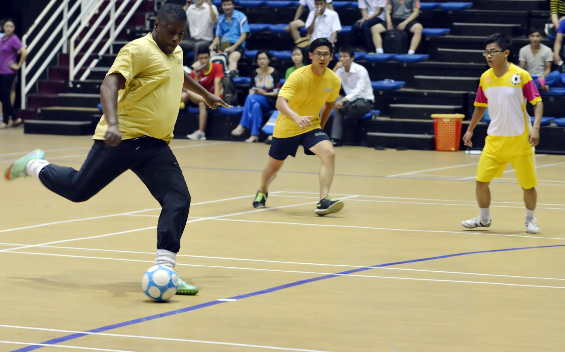 Linh hai quan My da bong voi sinh vien Da Nang anh 4