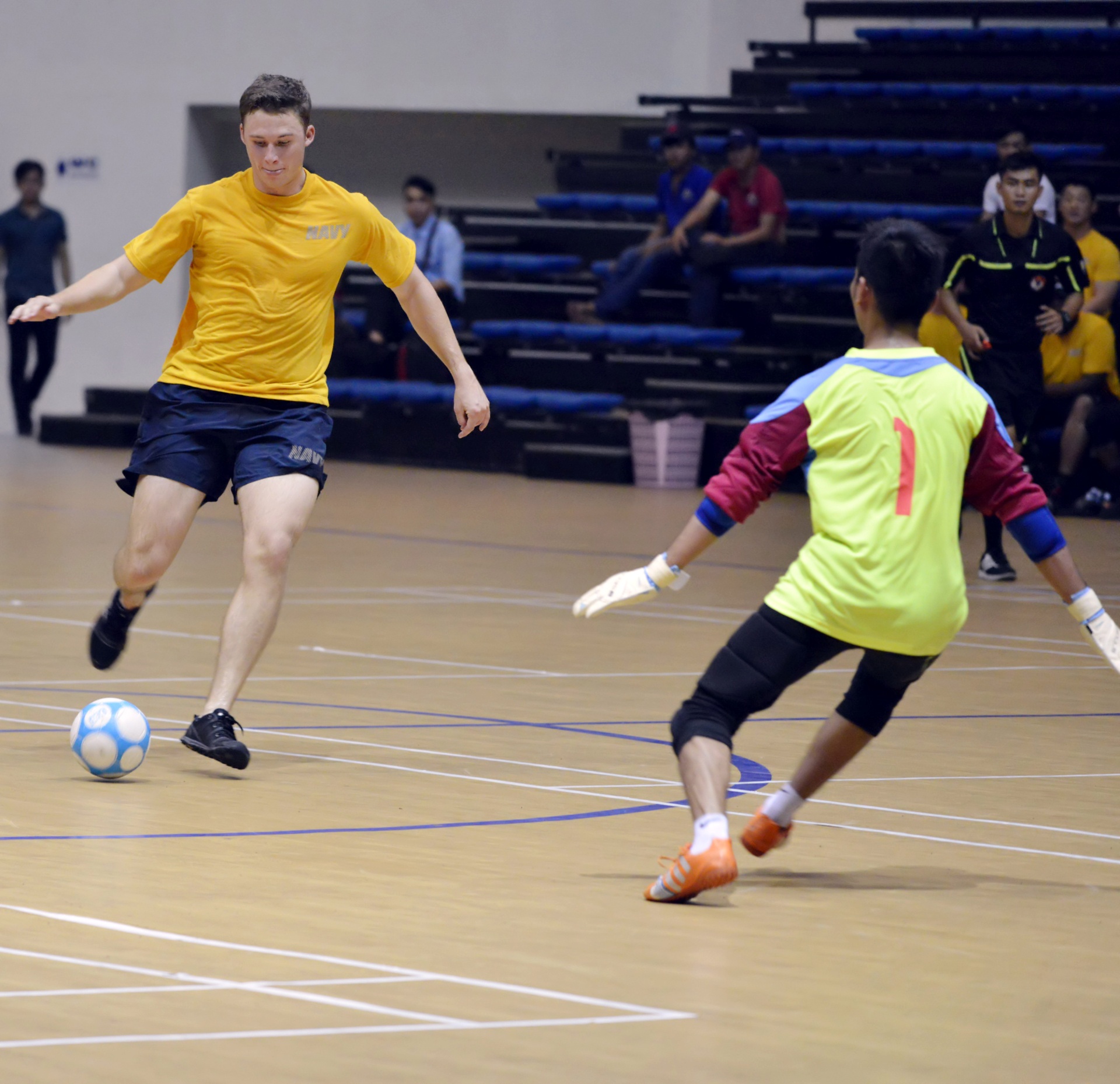 Linh hai quan My da bong voi sinh vien Da Nang anh 5