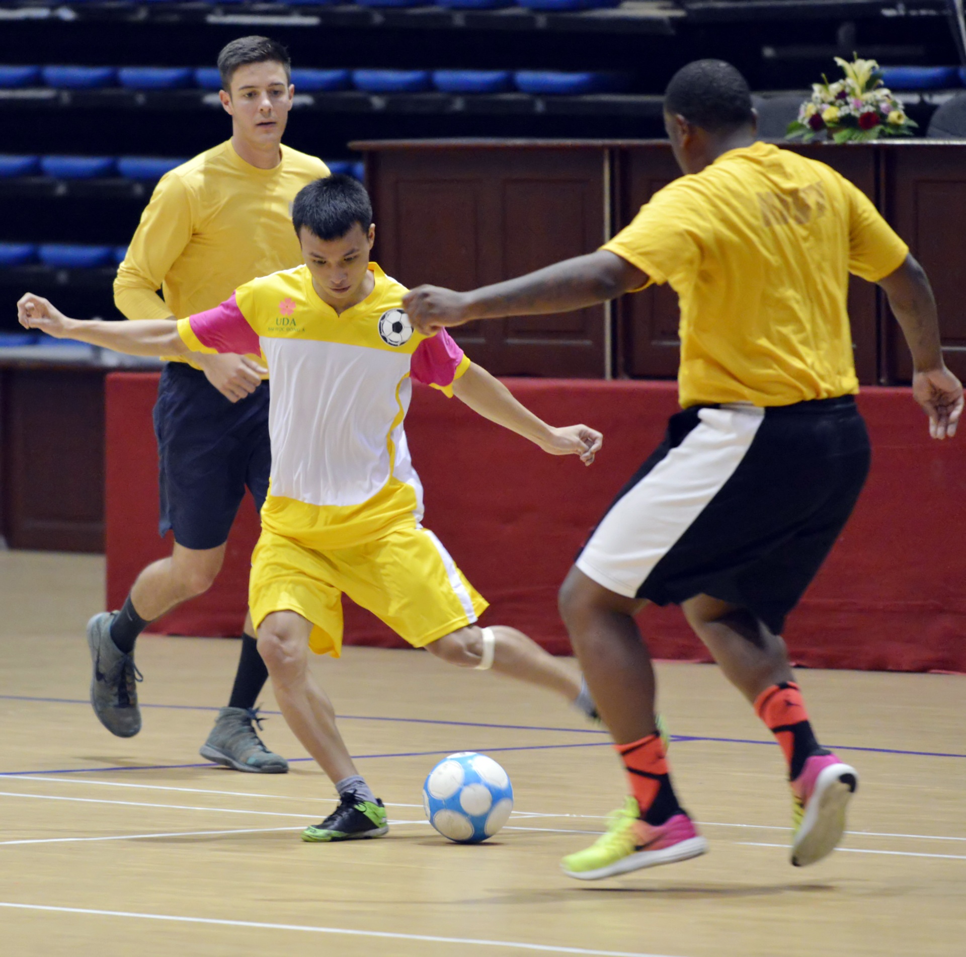 Linh hai quan My da bong voi sinh vien Da Nang anh 6