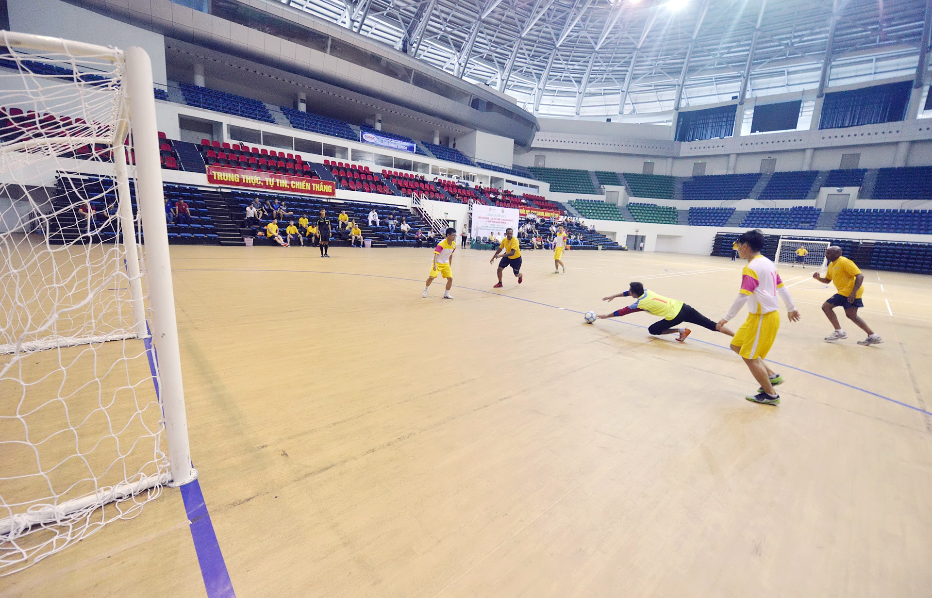 Linh hai quan My da bong voi sinh vien Da Nang anh 8