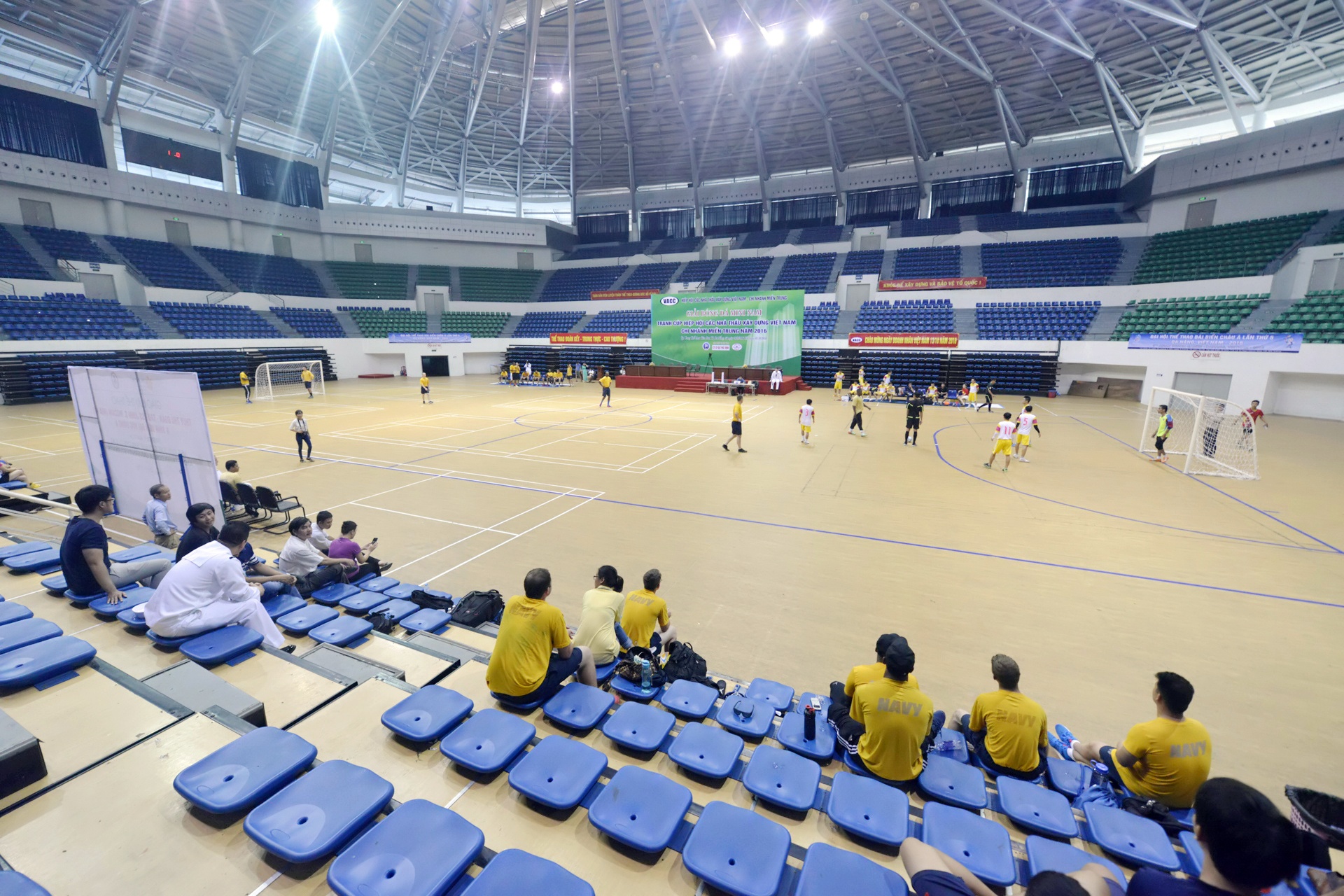 Linh hai quan My da bong voi sinh vien Da Nang anh 9
