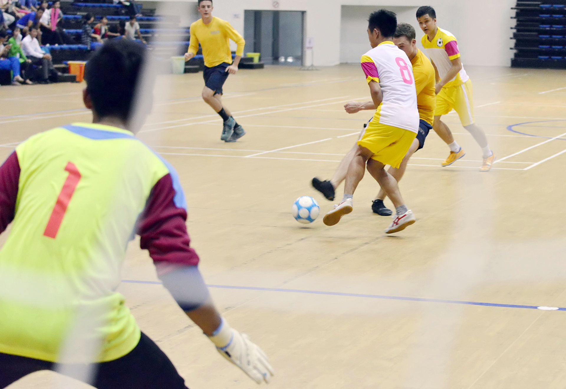 Linh hai quan My da bong voi sinh vien Da Nang anh 10