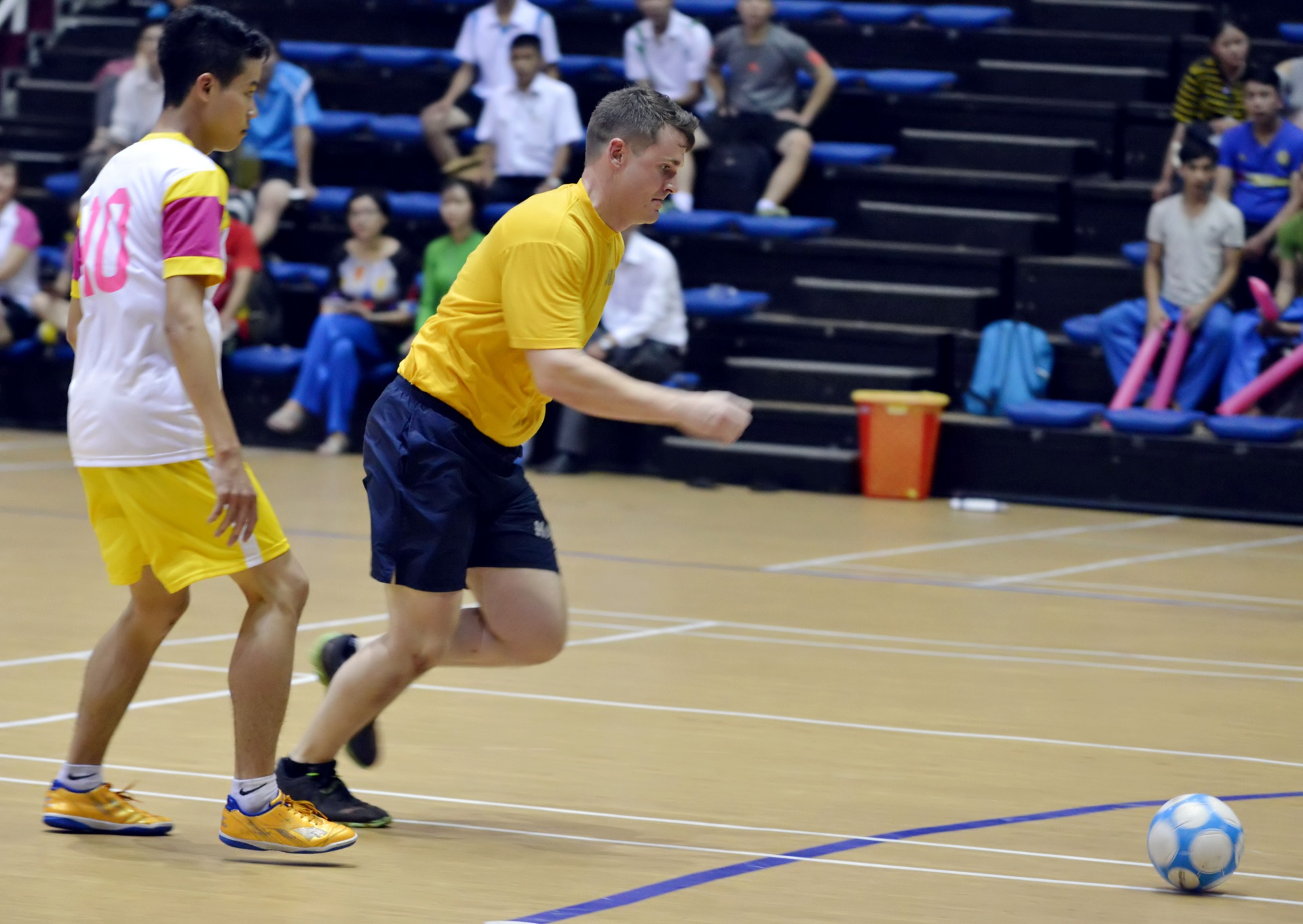 Linh hai quan My da bong cung sinh vien Da Nang hinh anh