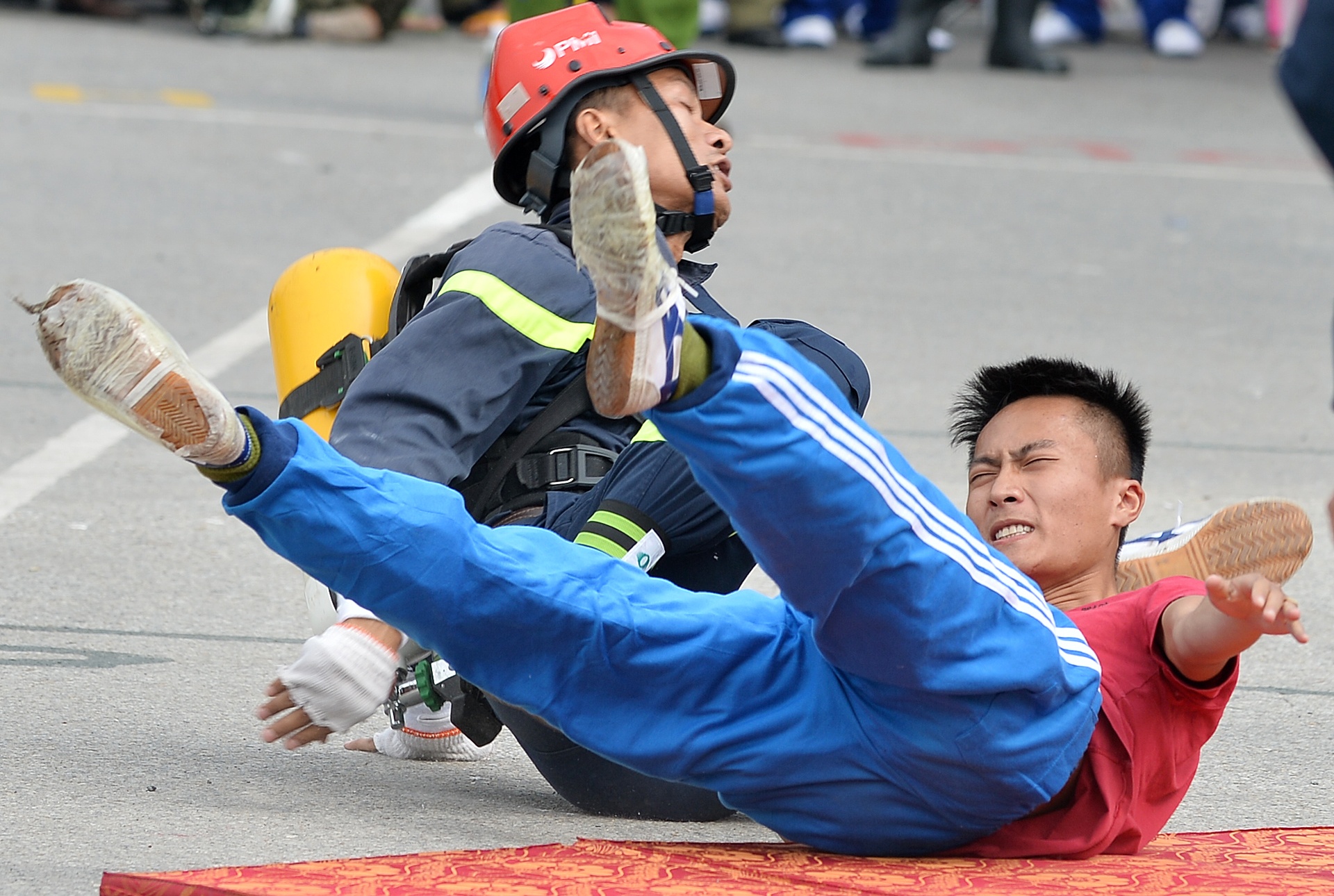 Linh PCCC lien tuc nga khi cuu nguoi trong hoi thao hinh anh