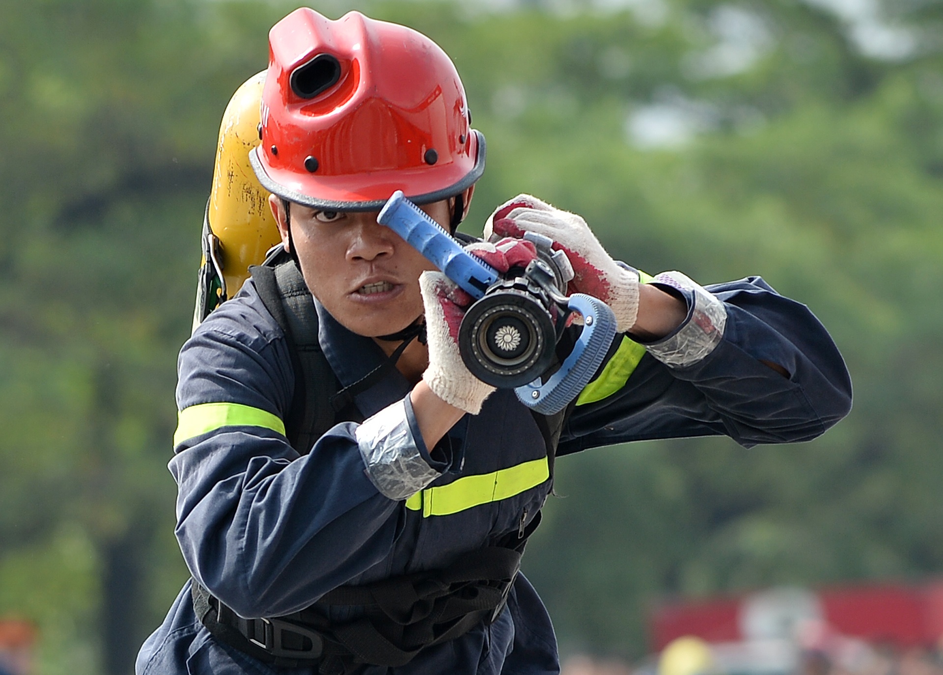 Linh PCCC nga lien tuc khi cuu nguoi anh 1