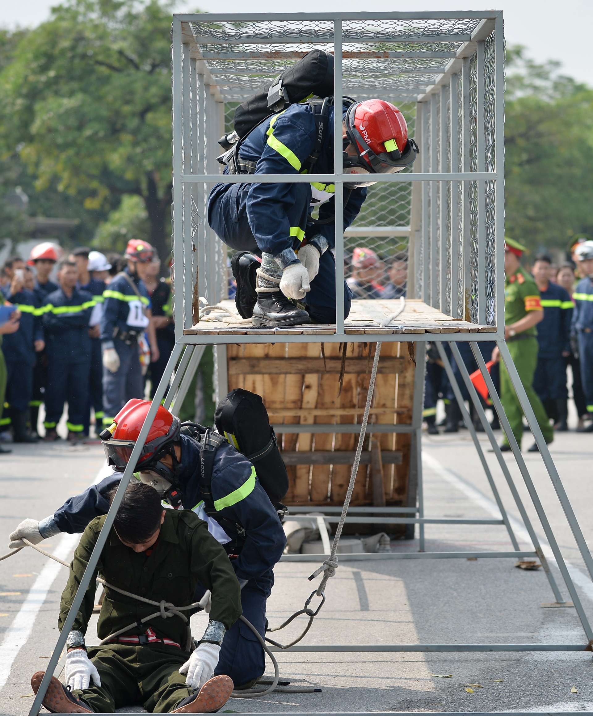 Linh PCCC nga lien tuc khi cuu nguoi anh 6