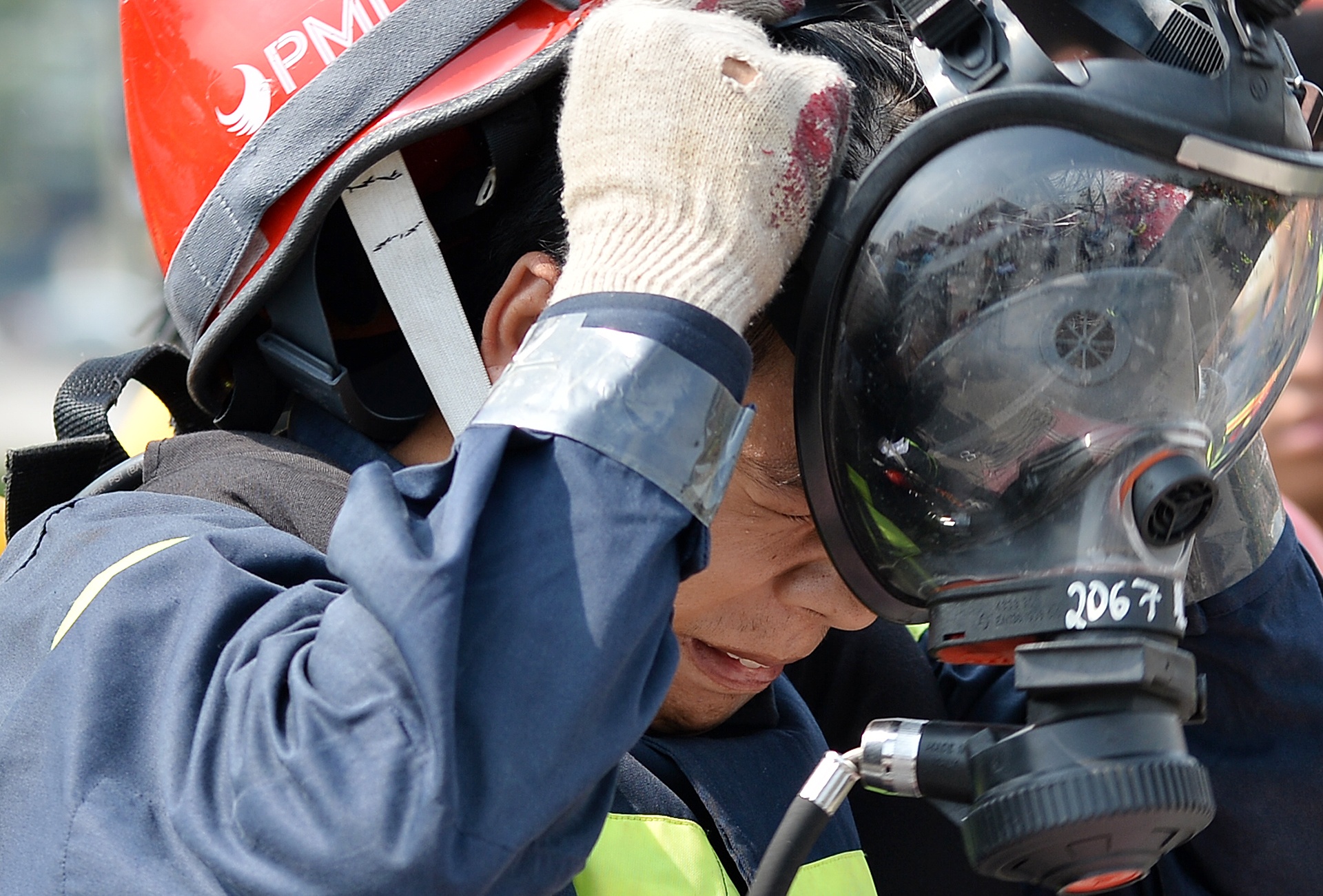 Linh PCCC nga lien tuc khi cuu nguoi anh 7