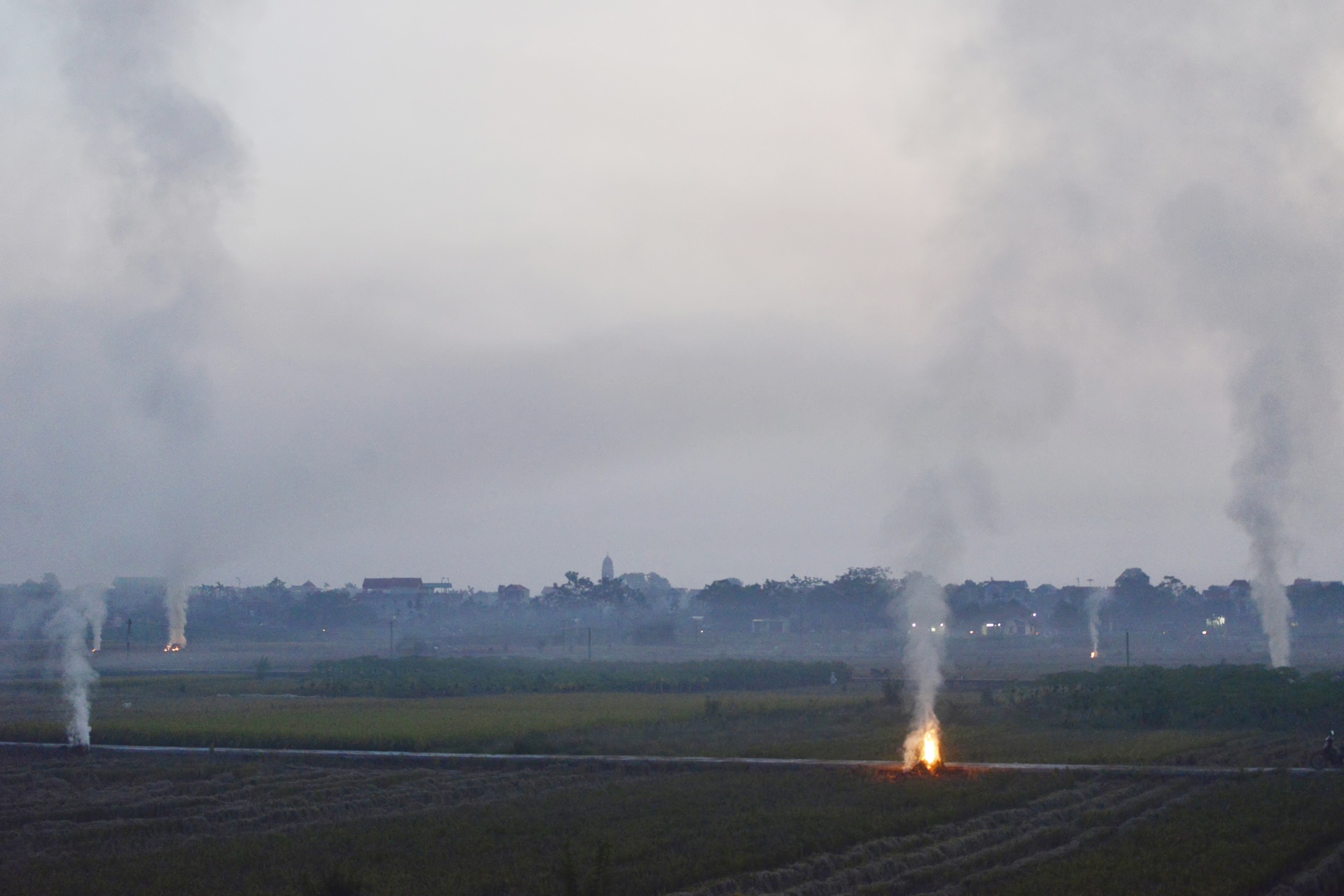 Khoi mu bao trum dem Ha Noi anh 15