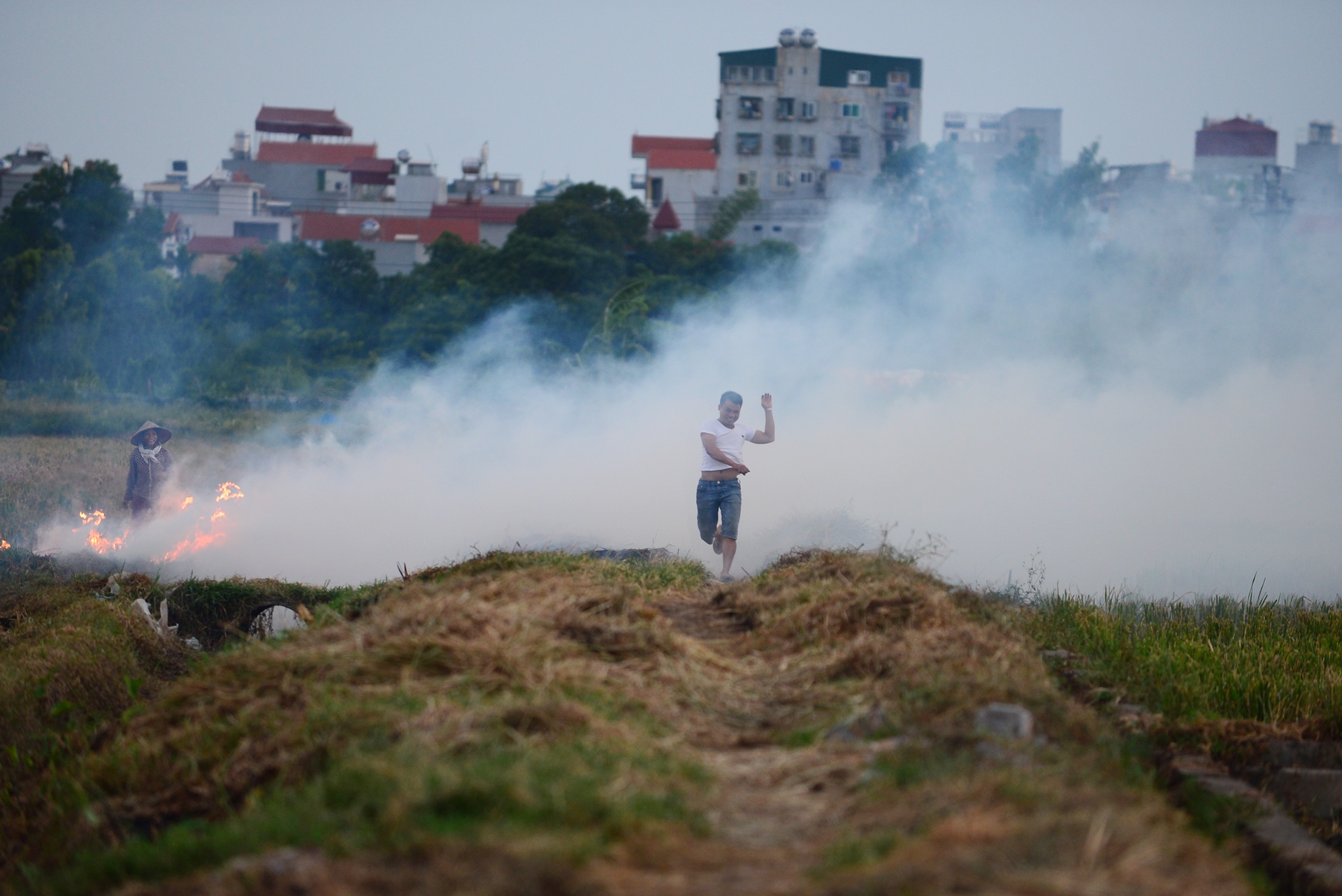 Khoi mu bao trum dem Ha Noi anh 14