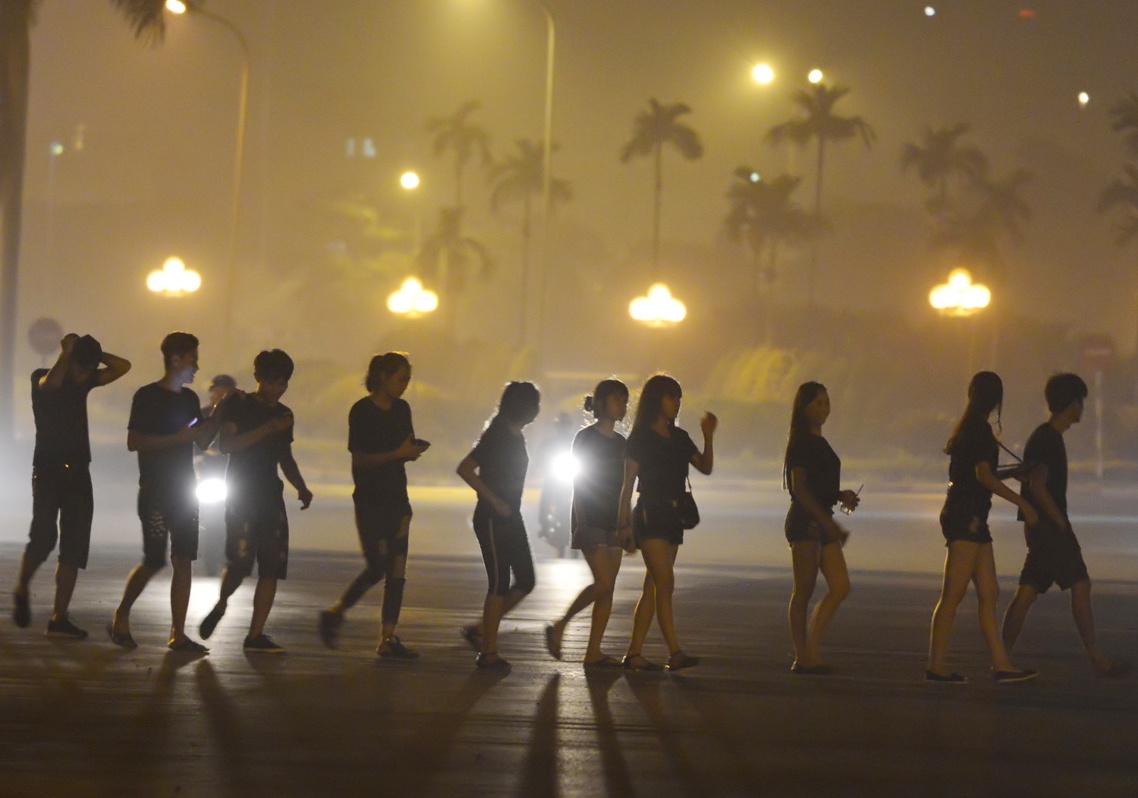 Khoi cay mat, mui khet lan toa ca dem o Ha Noi hinh anh