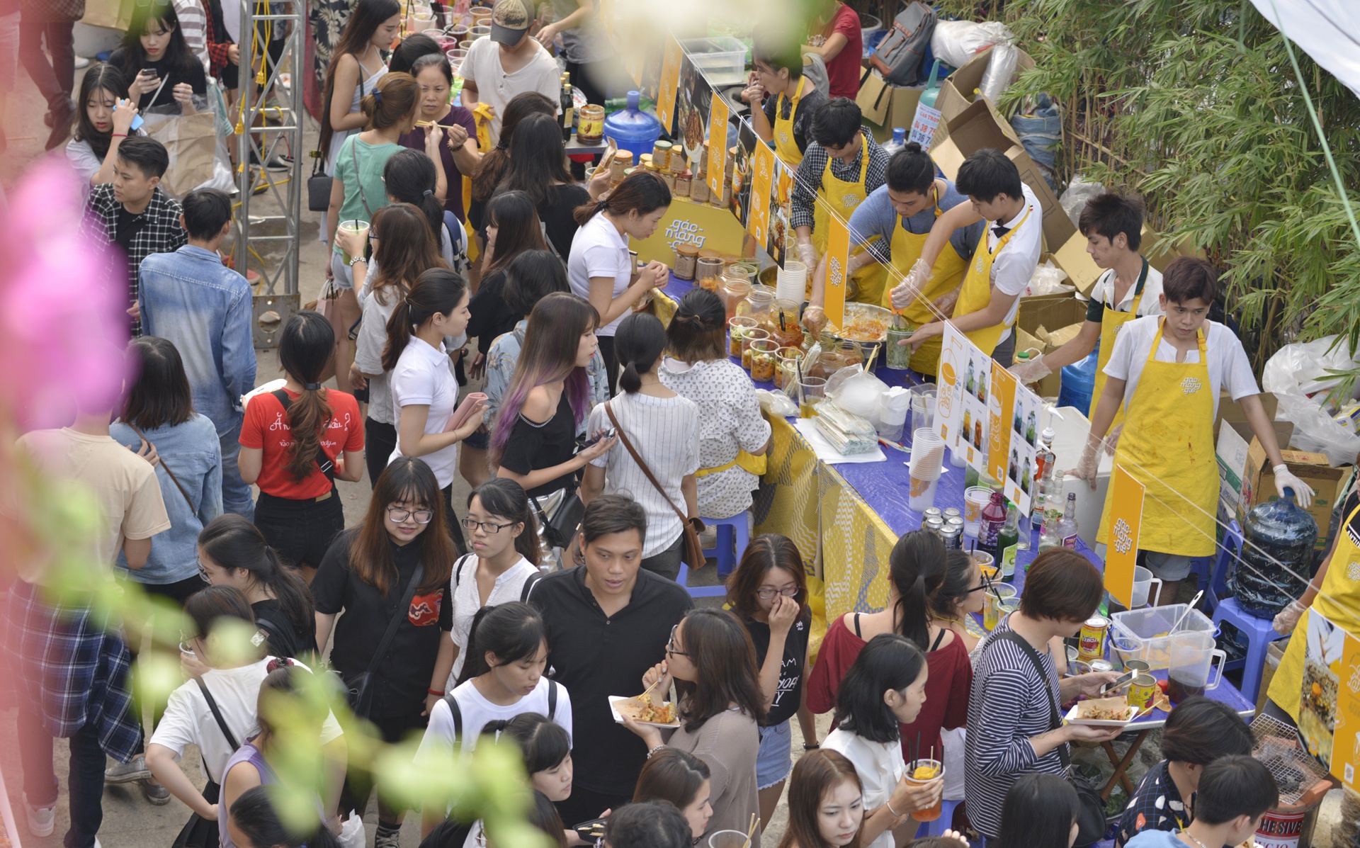 Gioi tre Ha Noi do xo di mua sam cuoi tuan anh 10