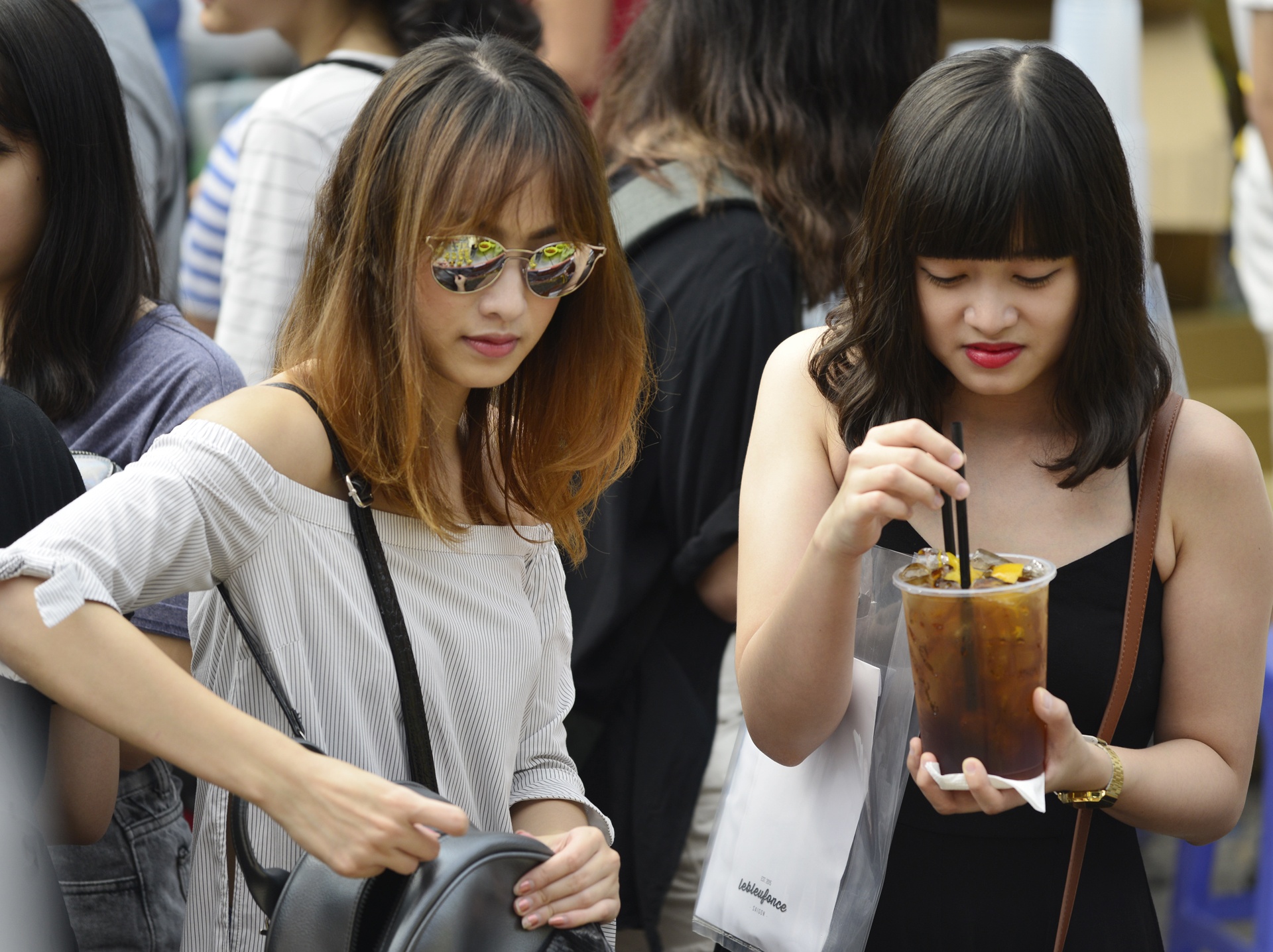 Gioi tre Ha Noi chen lan mua sam tai The New District hinh anh