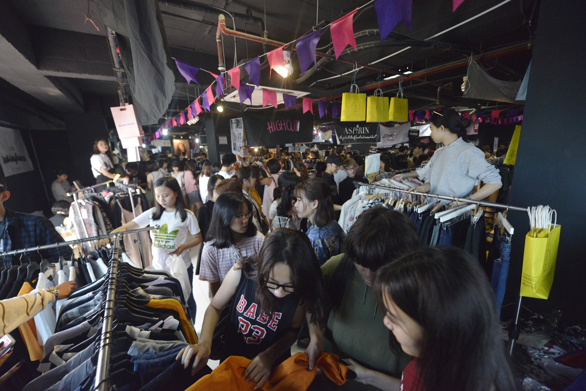 Gioi tre Ha Noi do xo di mua sam cuoi tuan anh 1