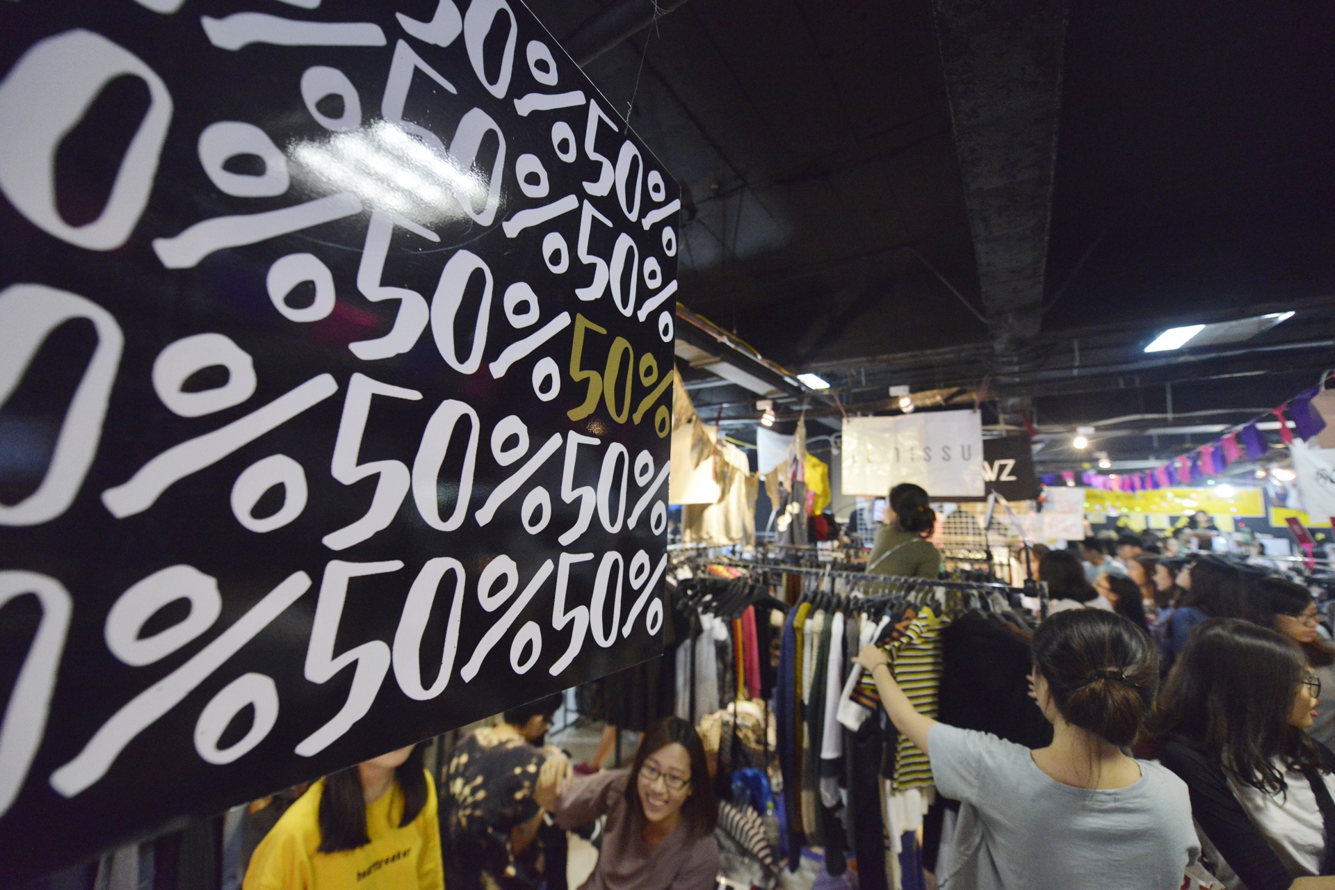 Gioi tre Ha Noi do xo di mua sam cuoi tuan anh 2