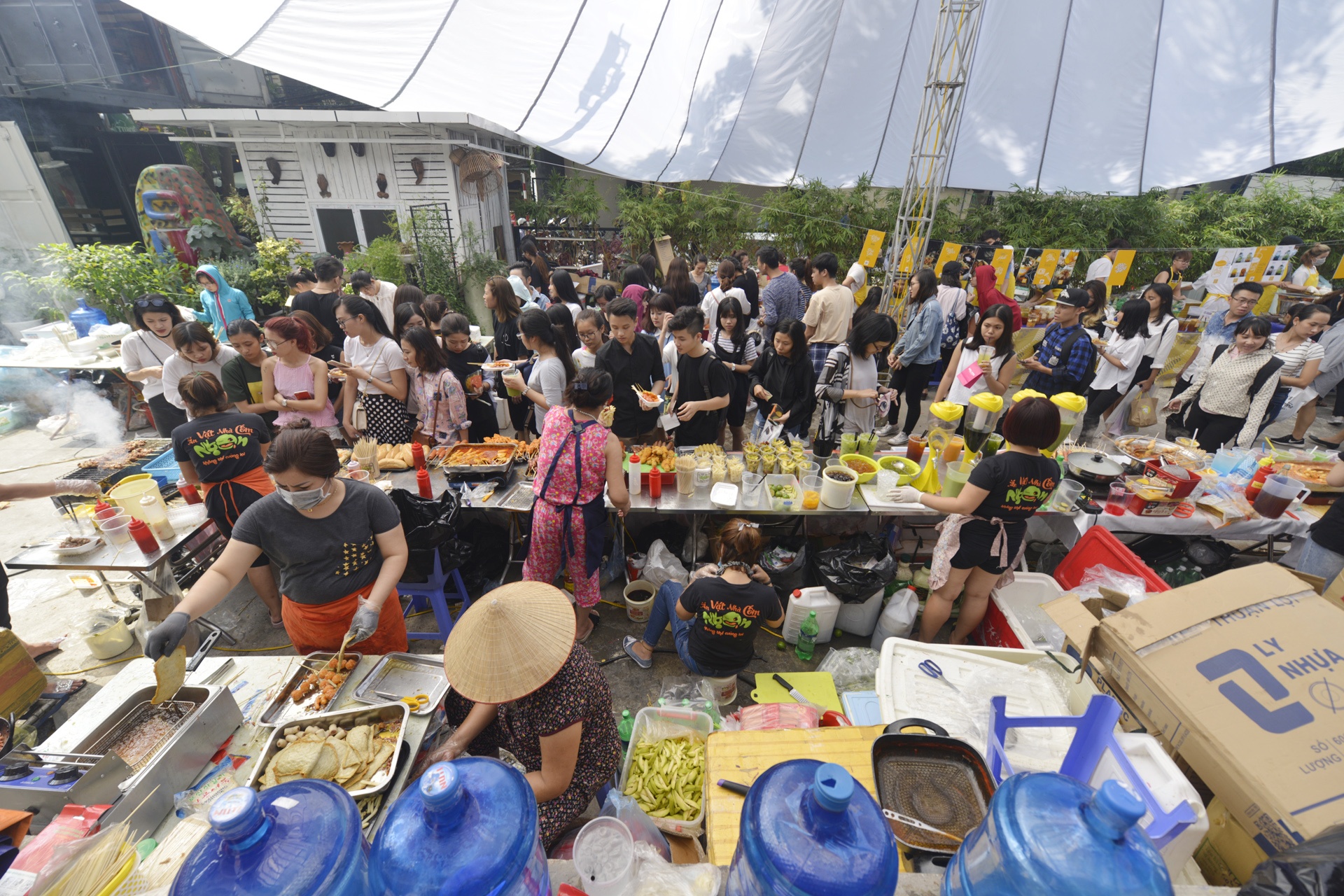 Gioi tre Ha Noi do xo di mua sam cuoi tuan anh 8