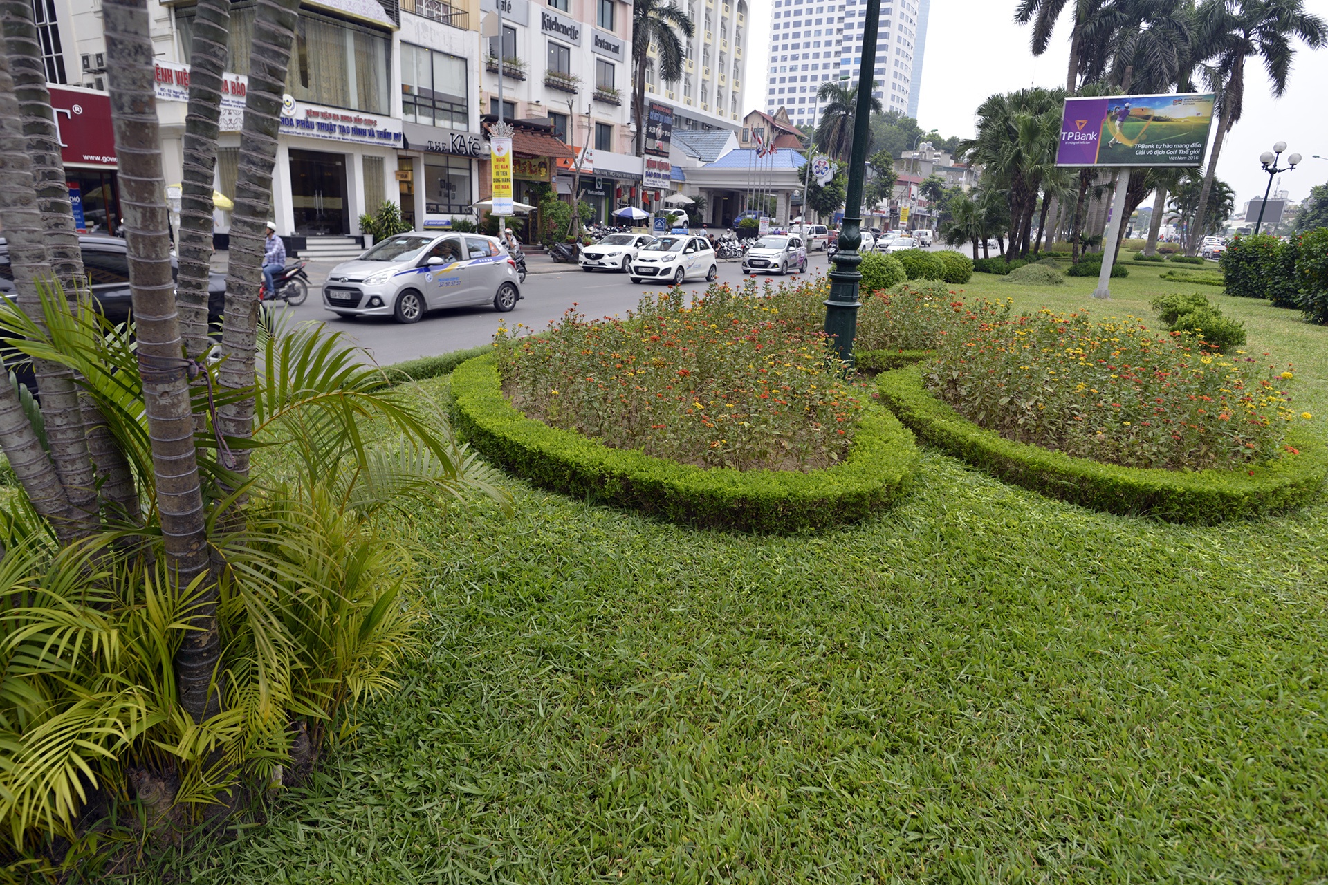 Ha Noi nhon nhip cat co sau 3 thang tam dung anh 11