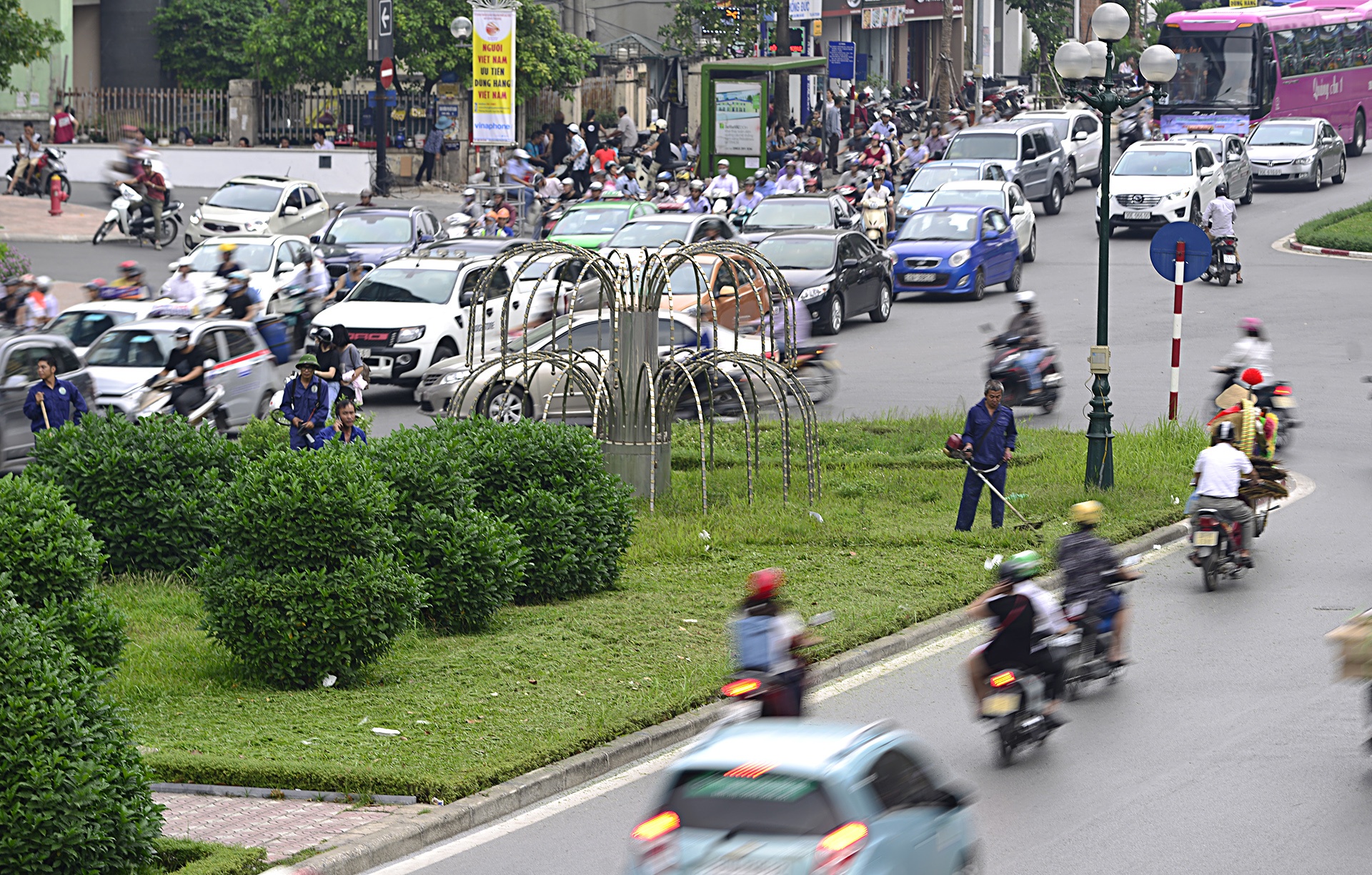 Ha Noi nhon nhip cat co sau 3 thang tam dung anh 6