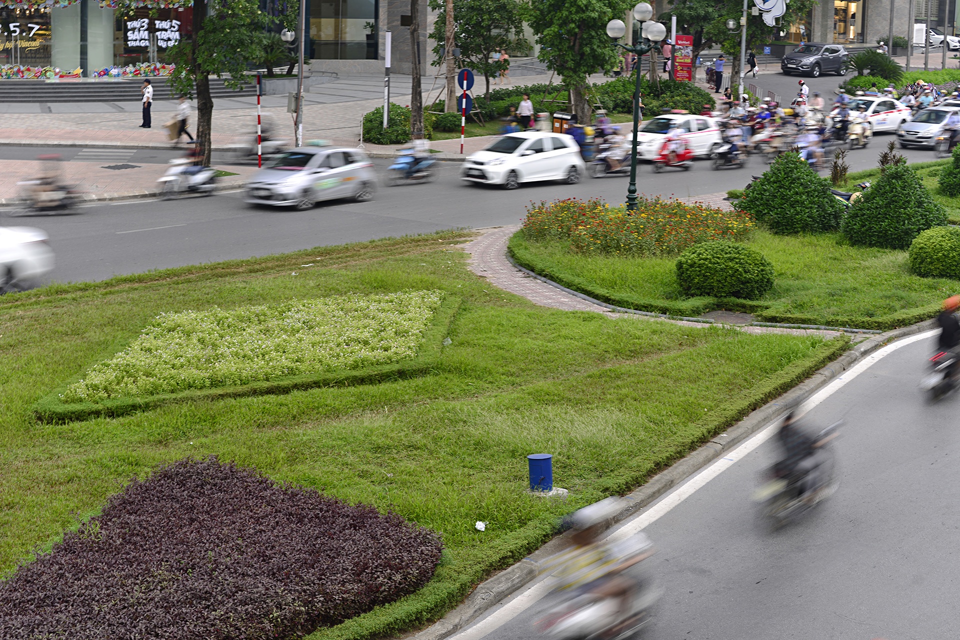 Ha Noi nhon nhip cat co sau 3 thang tam dung anh 10