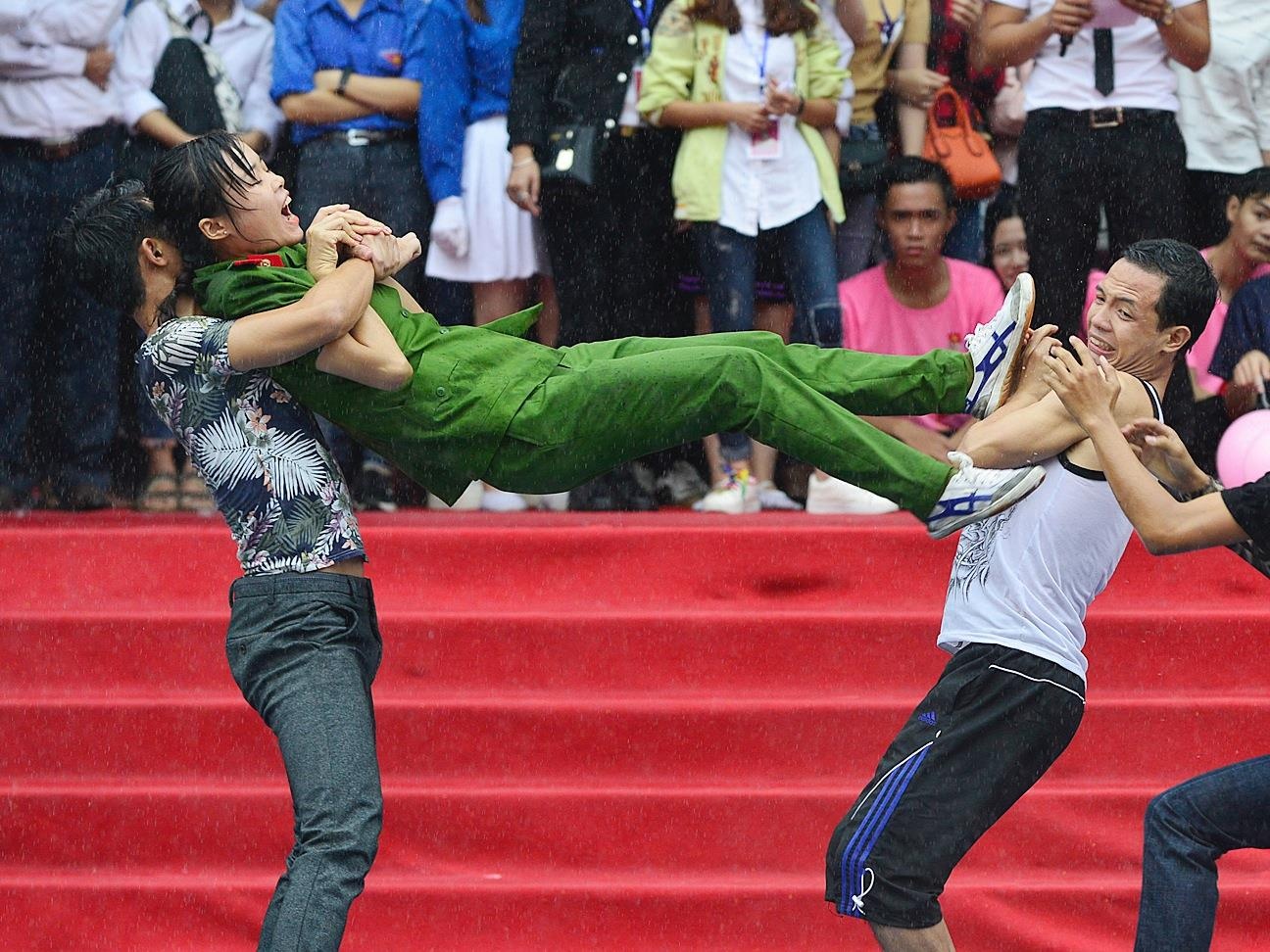 Nu sinh canh sat dau vo, ha guc ba thanh nien duoi mua hinh anh