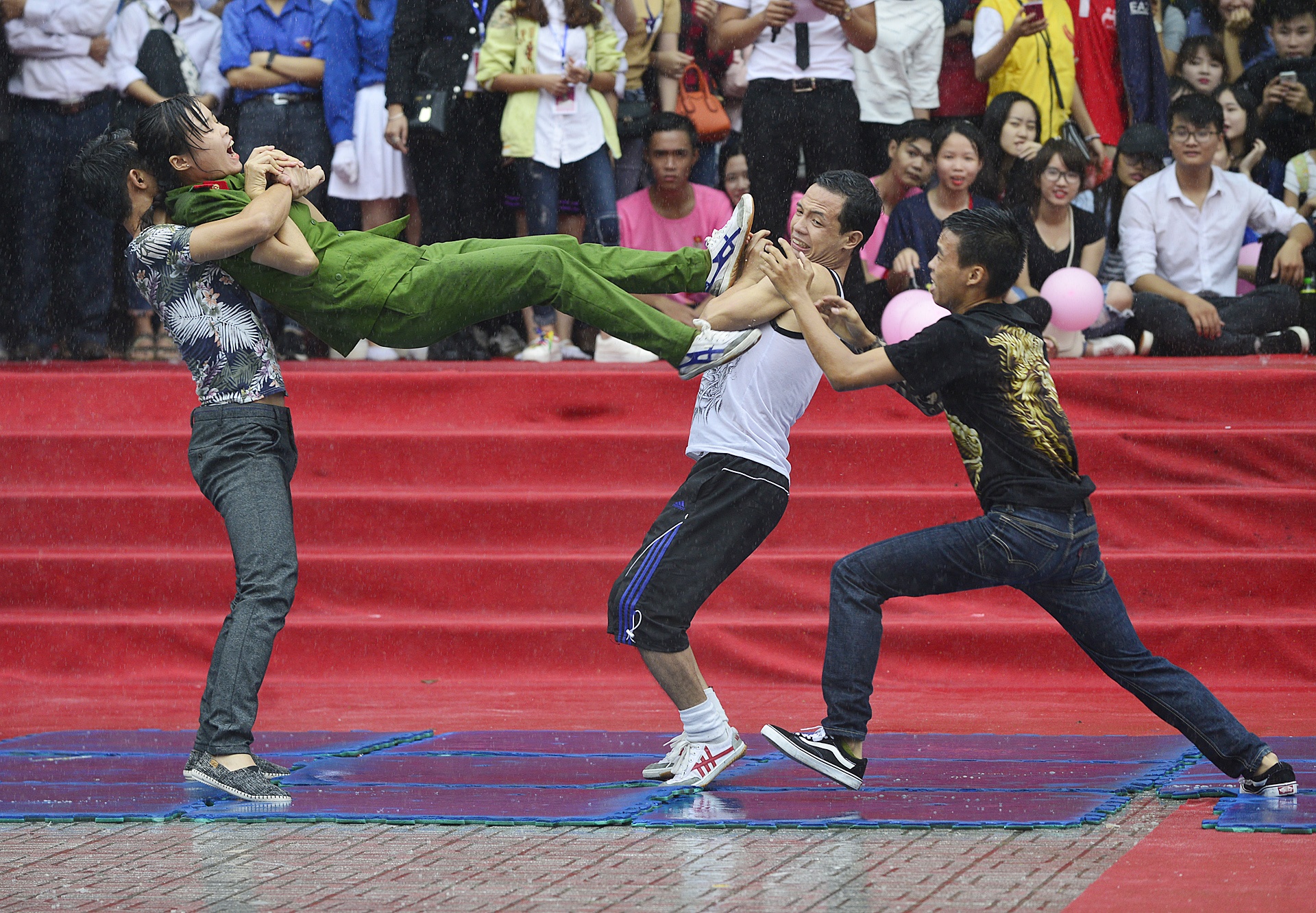 Sinh vien dau vo duoi mua anh 9