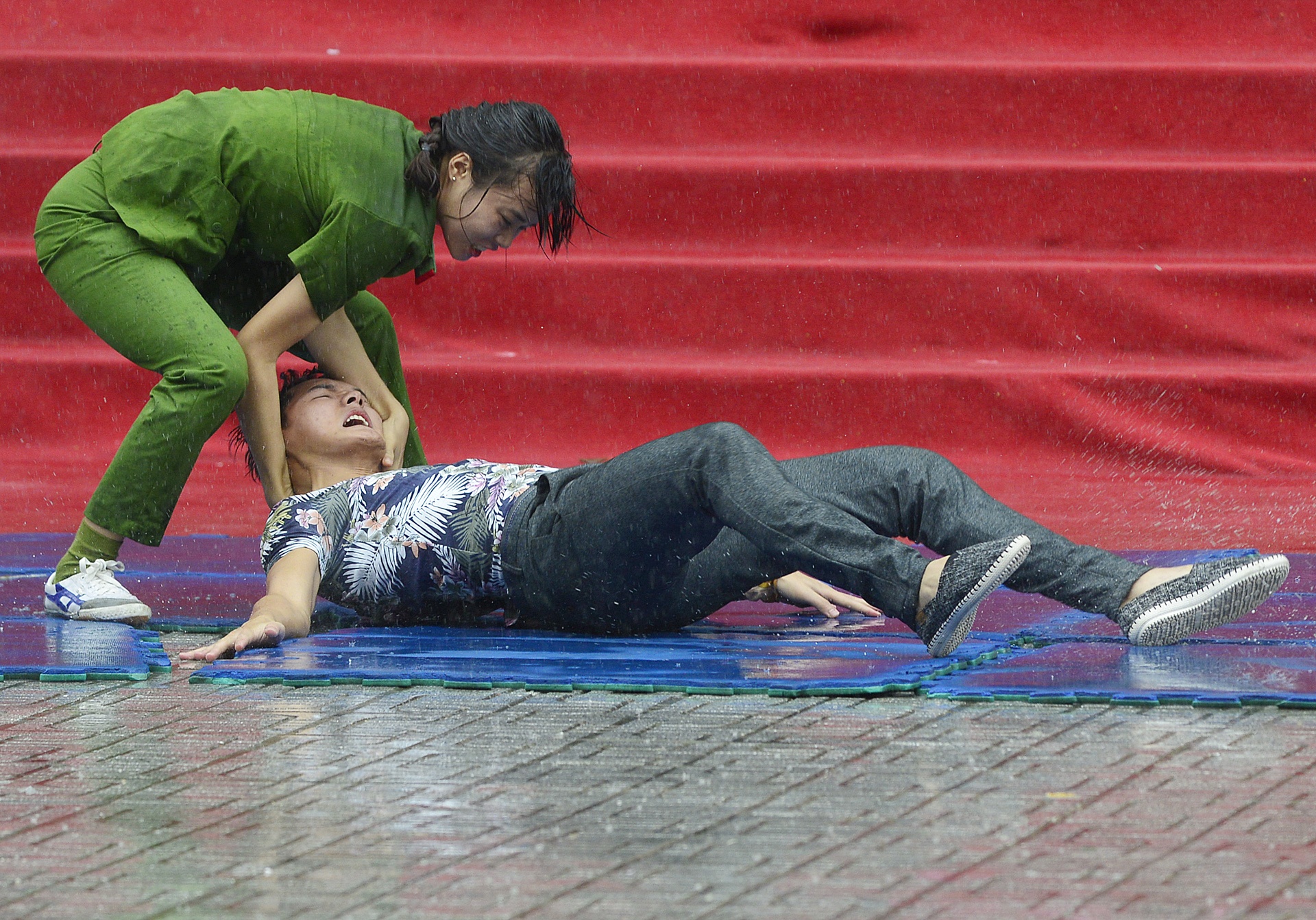 Sinh vien dau vo duoi mua anh 10