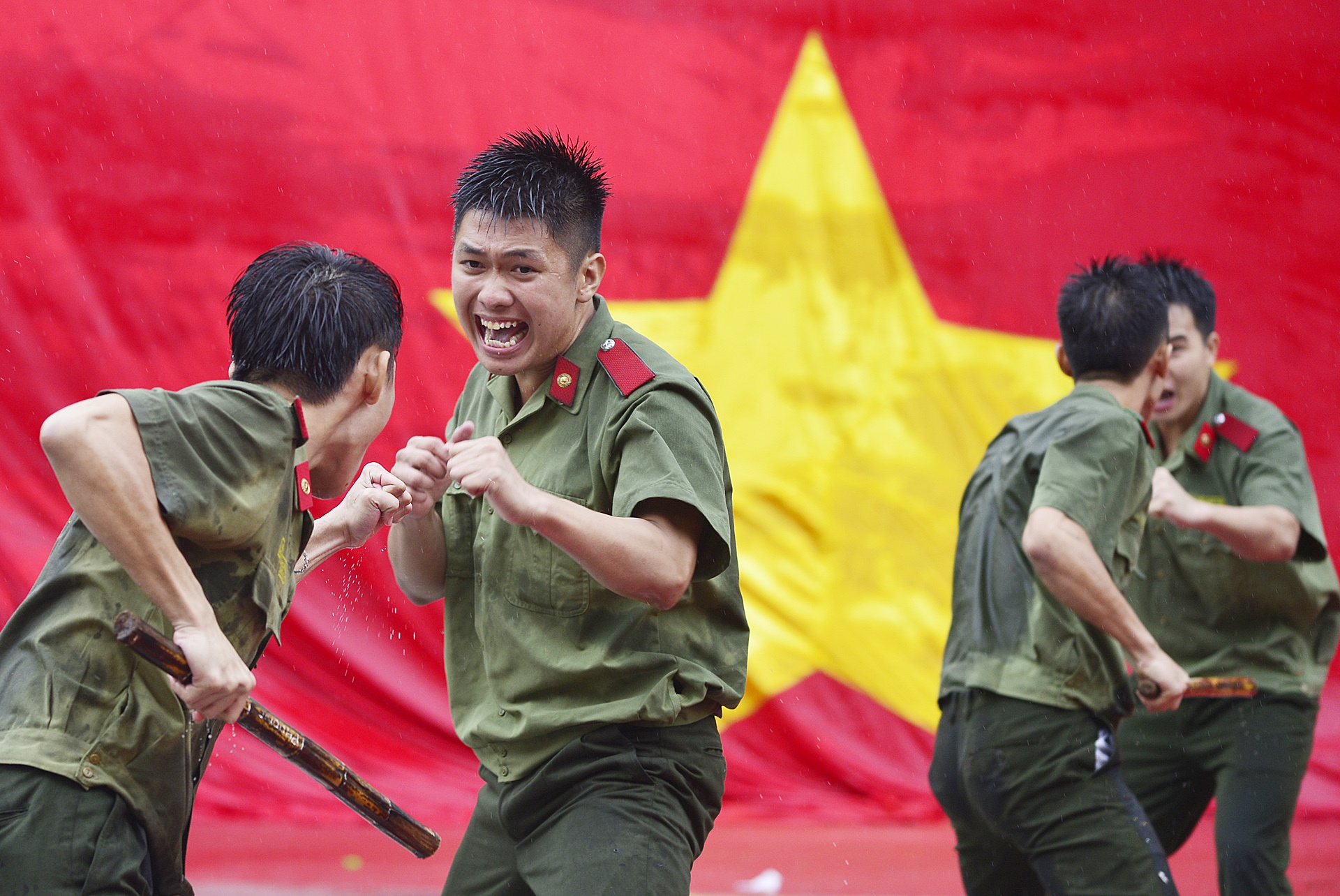 Sinh vien dau vo duoi mua anh 3