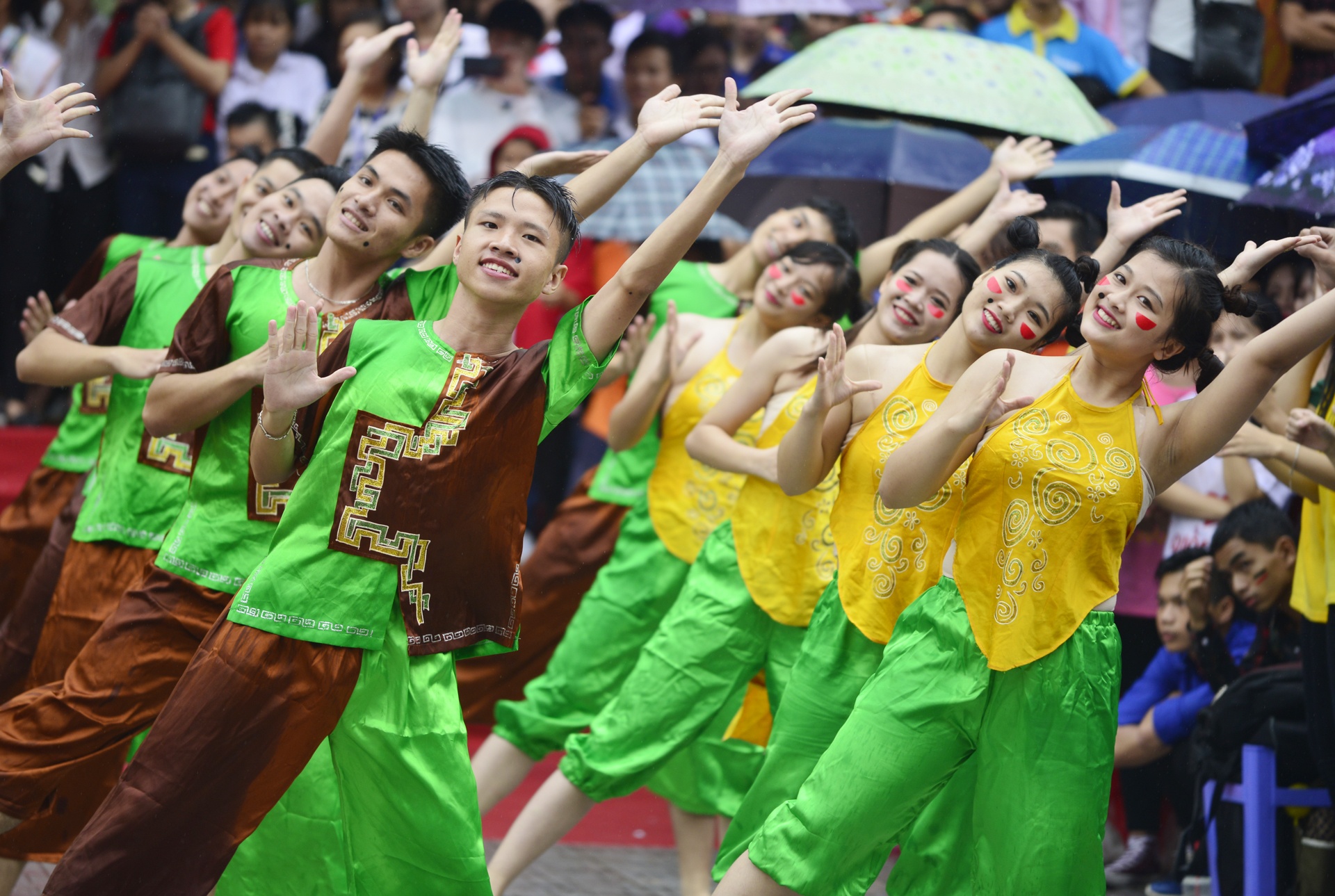 Sinh vien dau vo duoi mua anh 4