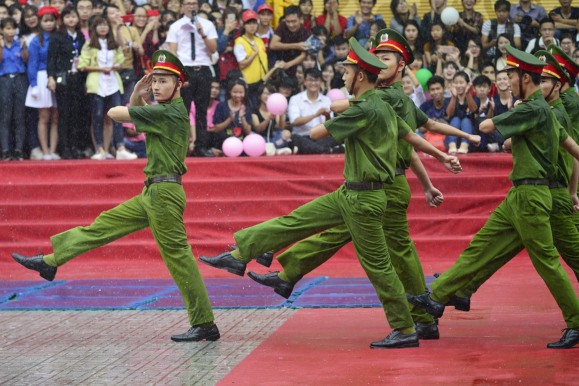 Sinh vien dau vo duoi mua anh 8