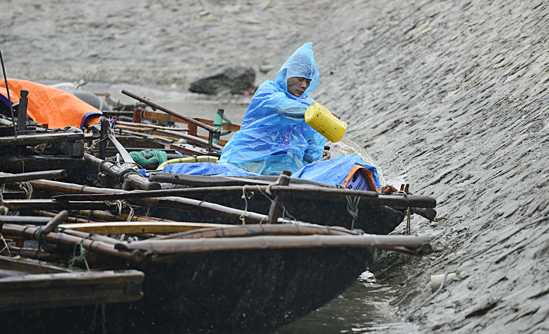 Khu du lich diu hiu trong bao so 7 anh 12