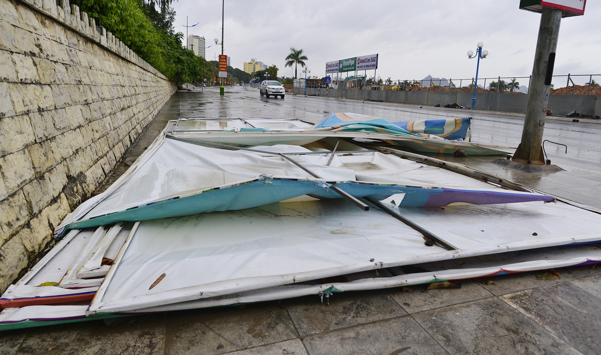 Khu du lich diu hiu trong bao so 7 anh 13