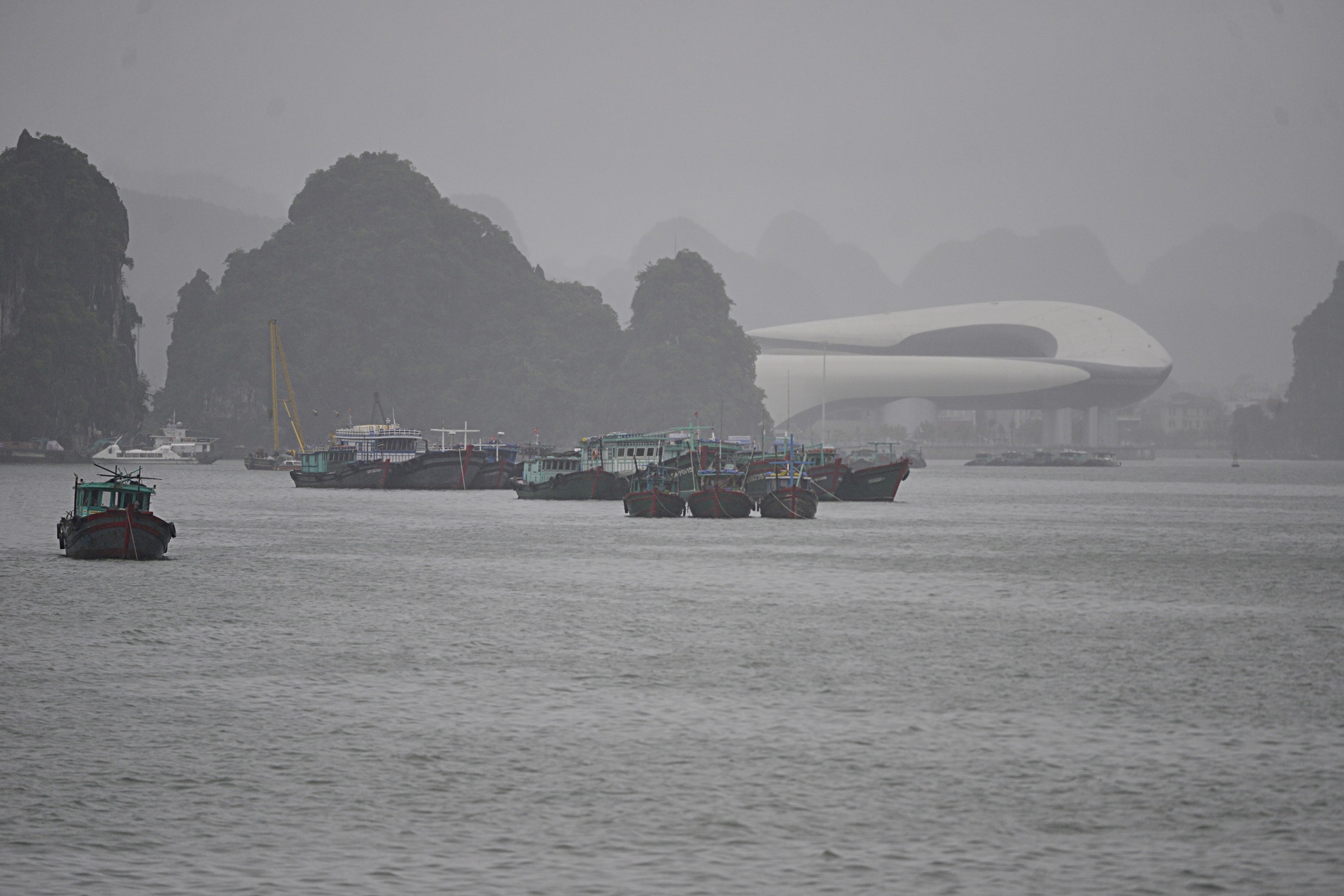 Khu du lich diu hiu trong bao so 7 anh 1