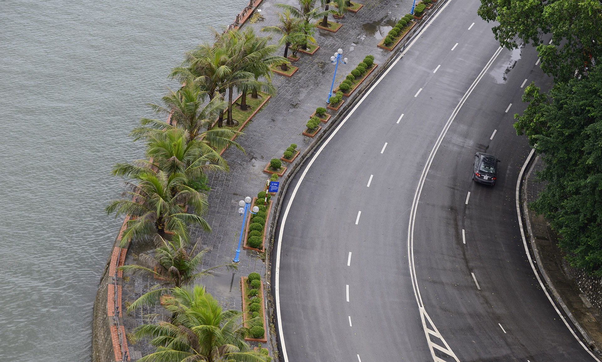 Khu du lich diu hiu trong bao so 7 anh 4