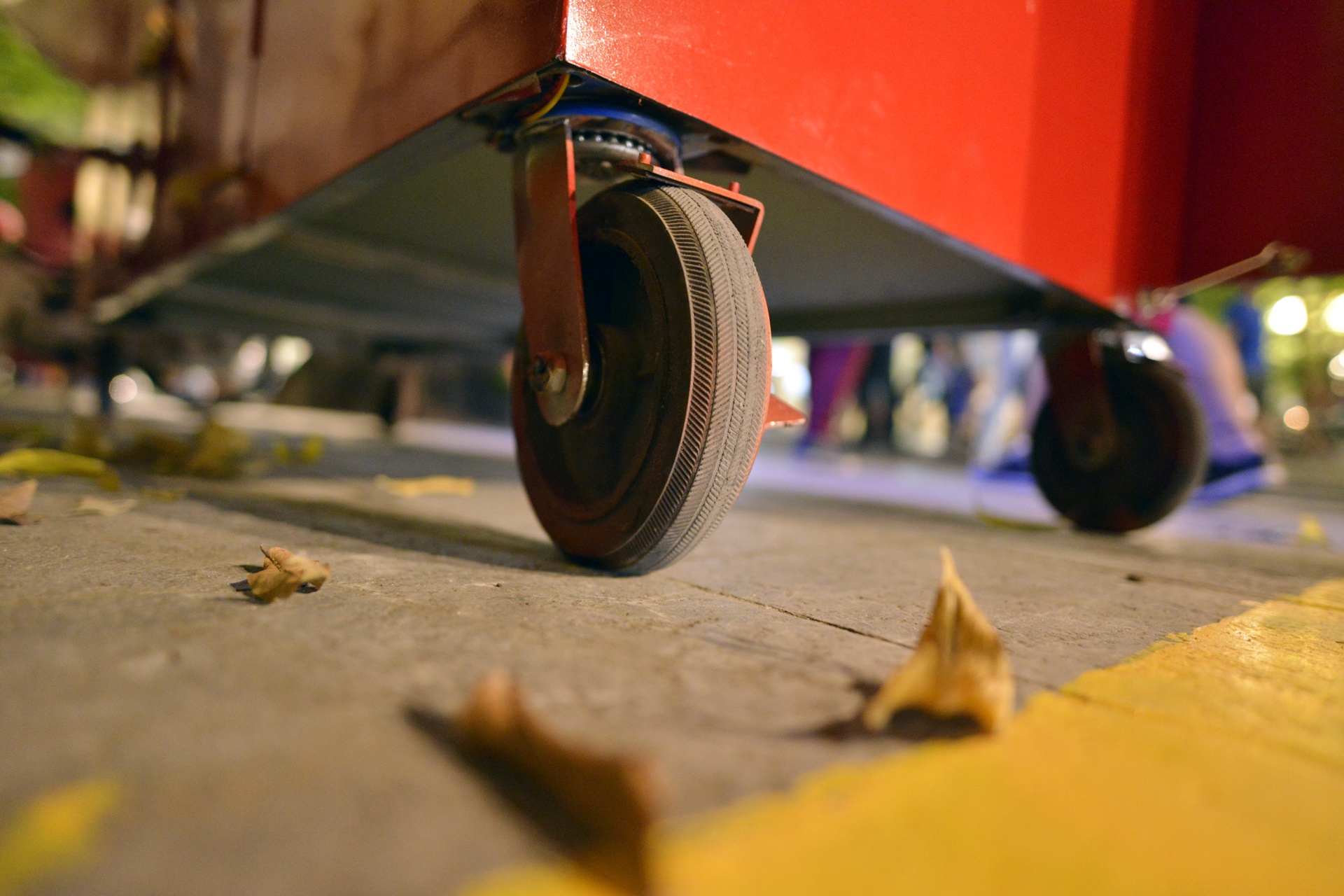 Cua hang sach di dong nhieu mau sac tren pho di bo anh 5