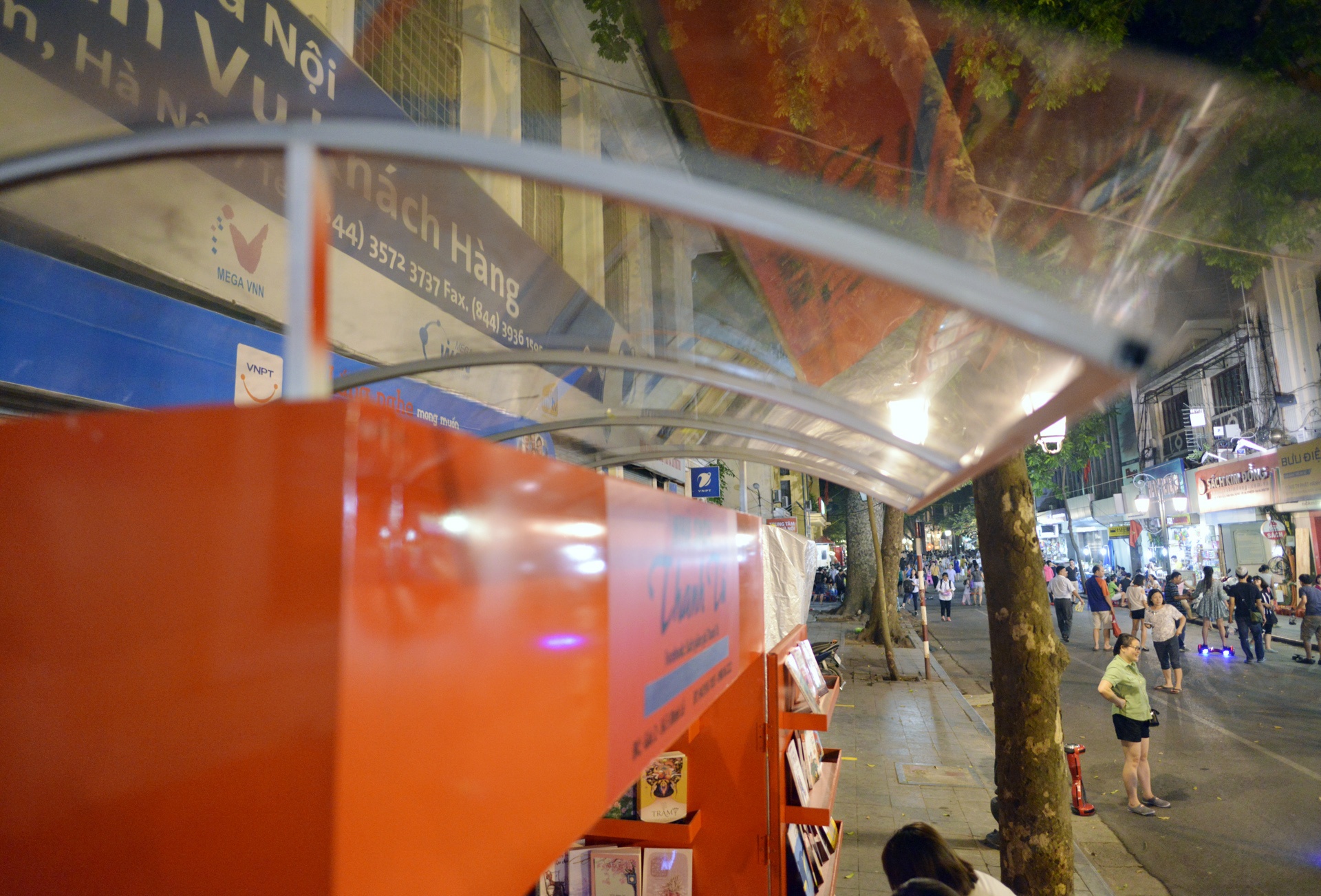 Cua hang sach di dong nhieu mau sac tren pho di bo anh 6