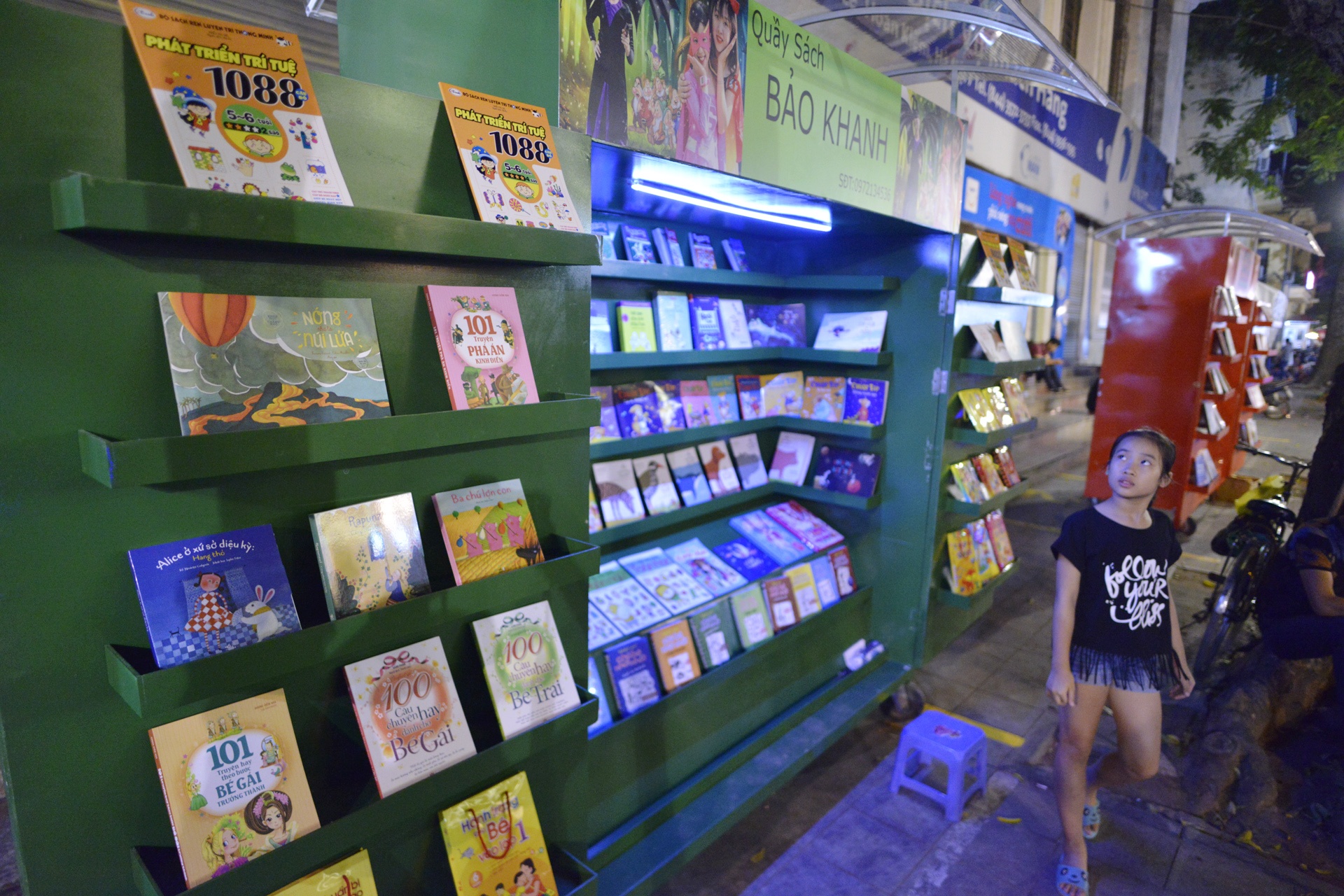 Cua hang sach di dong nhieu mau sac tren pho di bo anh 8