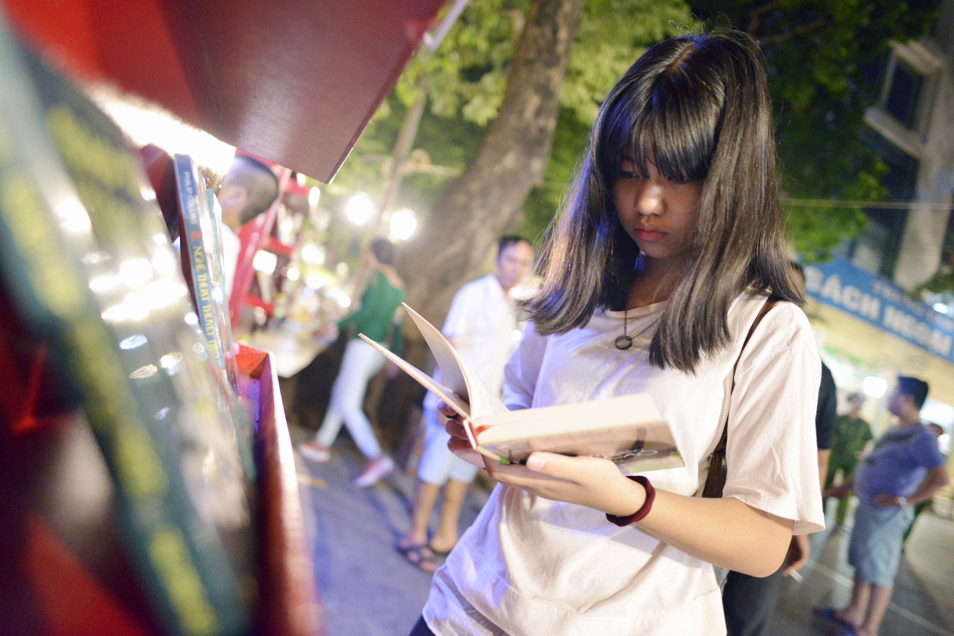 Cua hang sach di dong nhieu mau sac tren pho di bo hinh anh