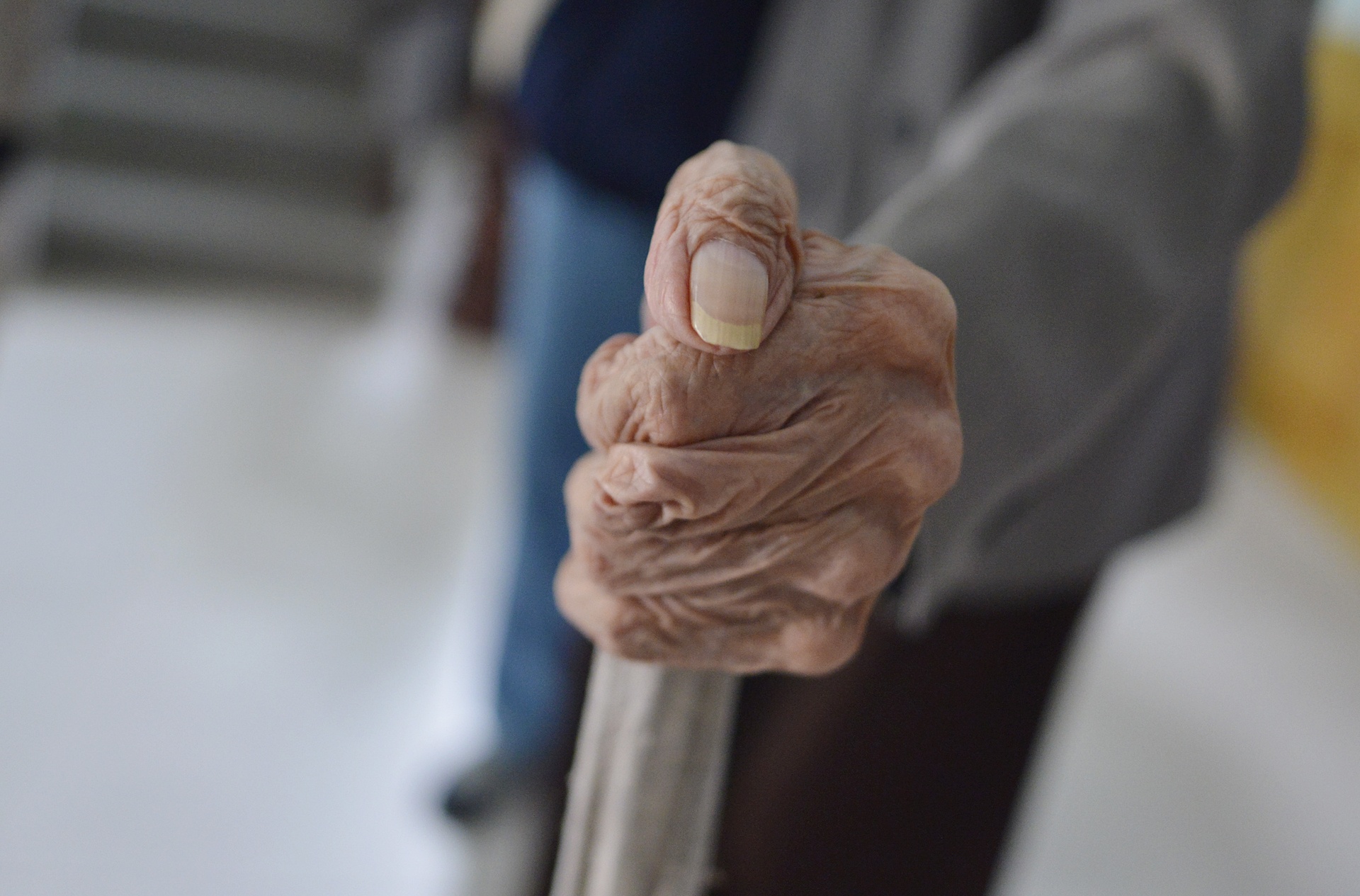 Cu ong 104 tuoi co ban chan Giao chi anh 9