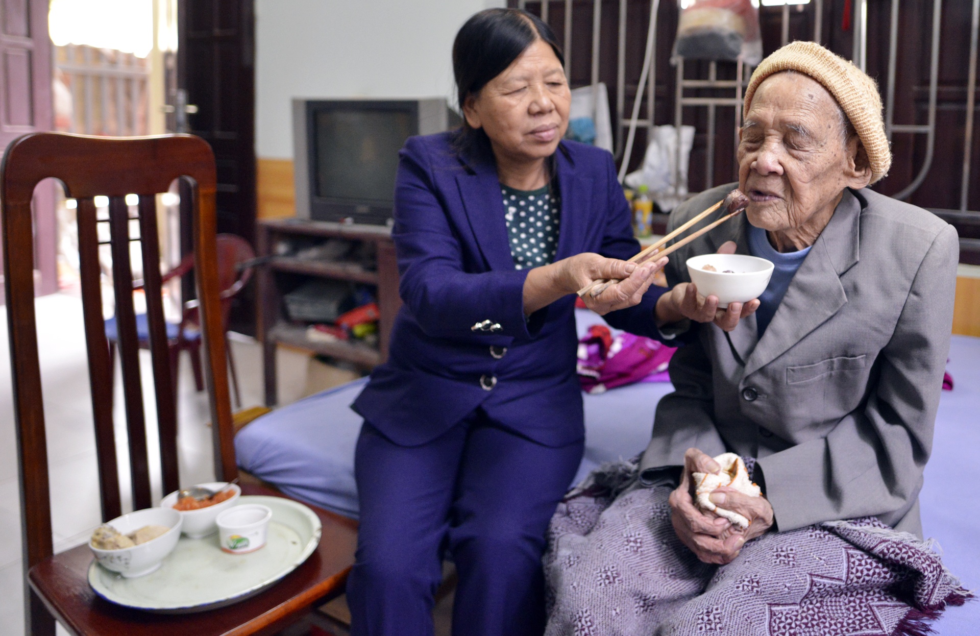 Cu ong 104 tuoi co ban chan Giao chi anh 10